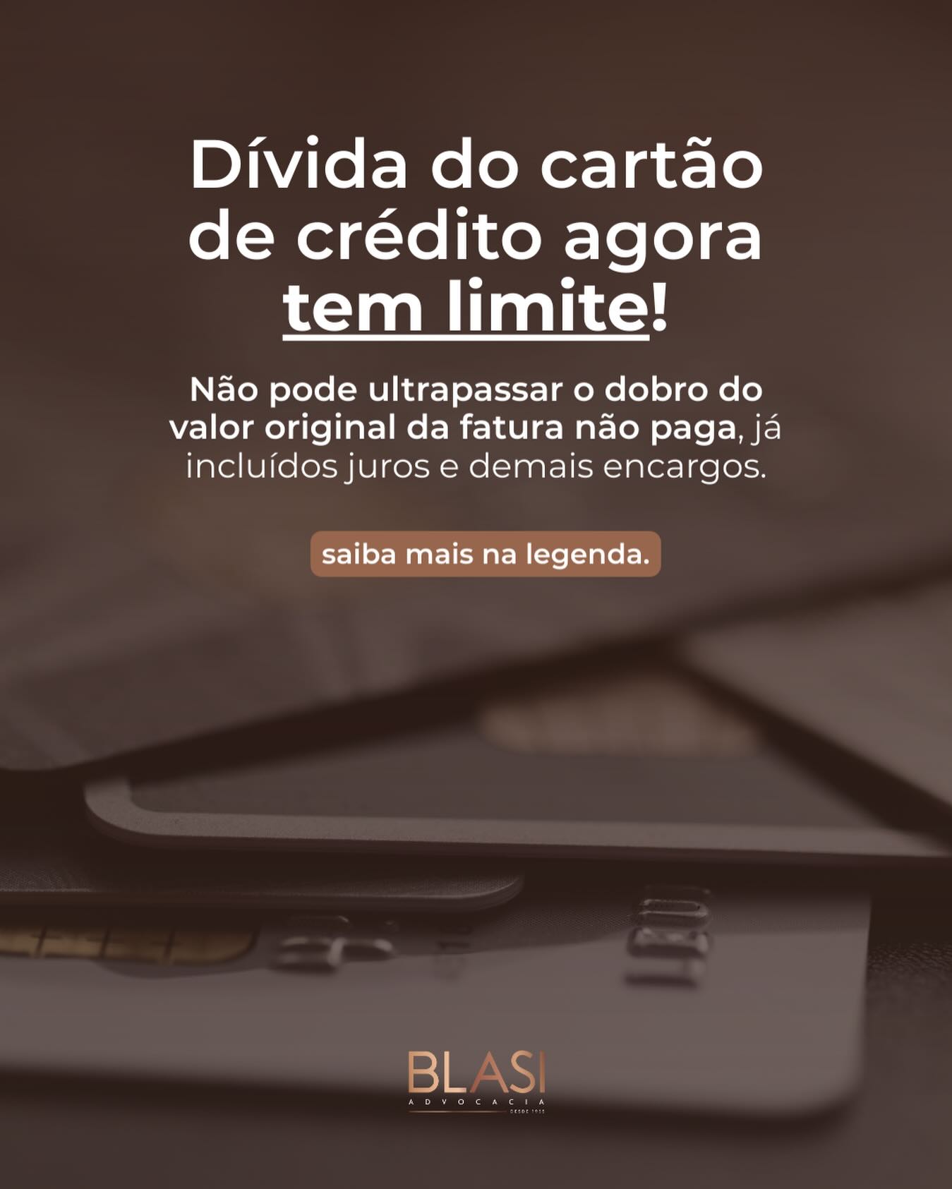 A dívida do cartão de crédito agora tem limite legal.
Com a entrada em vigor da Lei nº 14.690/2023, que alterou o Código de Defesa do Consumidor, ficou estabelecido que o valor total da dívida no crédito rotativo não pode ultrapassar o dobro do valor original da fatura não paga, já incluídos juros, multas e demais encargos.
A norma representa um avanço relevante no combate ao superendividamento, ao impor limites objetivos à cobrança de encargos financeiros e reforçar os princípios da boa-fé, da transparência e do equilíbrio nas relações de consumo.
Trata-se de uma mudança estrutural que exige atenção dos consumidores e das instituições financeiras, especialmente quanto à correta aplicação dos limites legais.
📌 Informação jurídica protege patrimônio e garante direitos.
Acompanhe nossos conteúdos e saiba mais.