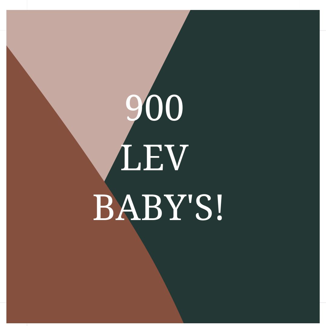 Jaaaaa! Onze 900e LEV baby is deze maand geboren! En wat zijn we daar trots op! 😍
Bijna 5 jaar geleden openden de deuren van deze mooie praktijk, waar persoonlijke, kleinschalige zorg voorop staat. 🤎 We nemen écht de tijd voor de ouders die bij ons in de praktijk komen, waardoor we elkaar leren kennen en de zorg kunnen afstemmen op jullie wensen en behoeftes. We geloven er heilig in dat dat onze kracht is. 💪
We zijn super trots dat we inmiddels al 900 LEV baby’s op de wereld hebben mogen verwelkomen, en dankbaar voor het mooie vak wat wij mogen uitoefenen! Op naar nog véél meer LEV baby’s! 🥰
✨ In gedachten zijn we ook bij alle ouders die veel te vroeg afscheid moesten nemen van hun kindje. ✨
#verloskundigen #LEV #liefdevol #vertrouwd #geboorte #bevalling #zwangerschap #dankbaar #trots