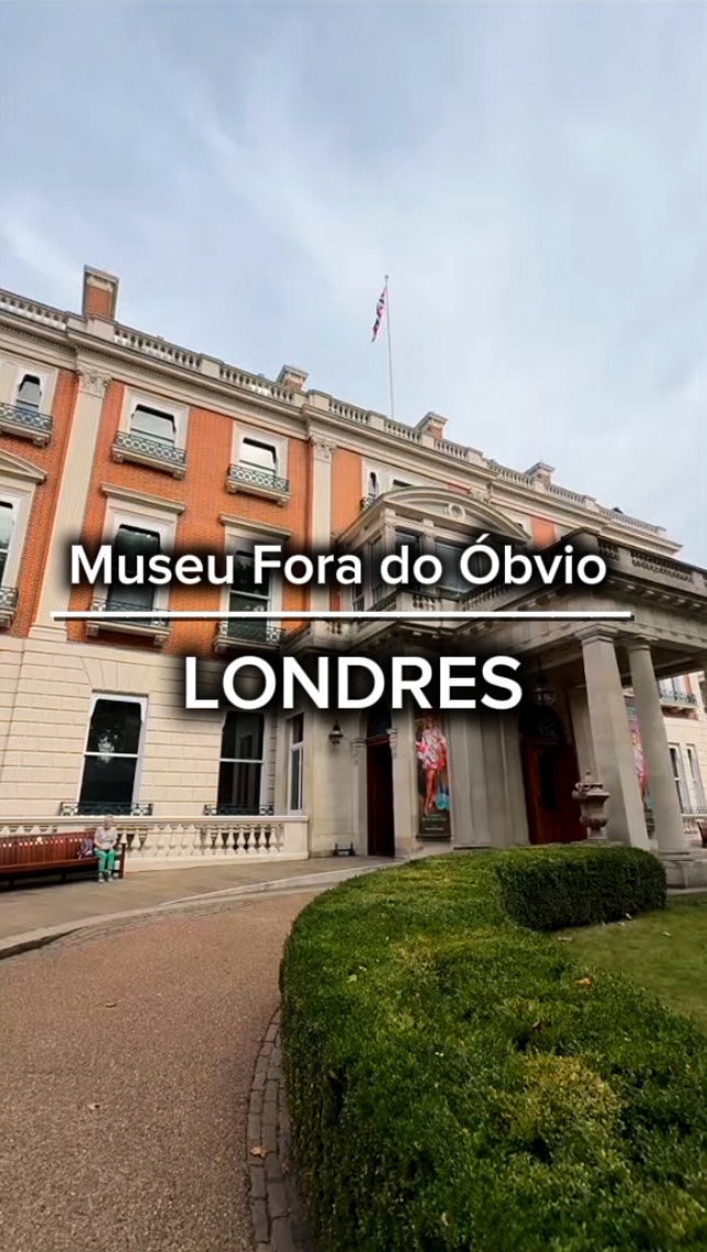 Você sabia que na Manchester Square, no coração de Marylebone, você encontra a Wallace Collection que é um dos museus mais elegantes e surpreendentes de Londres?
O que muita gente não sabe é que esse lugar não nasceu como museu. Aqui funcionava uma mansão aristocrática, pertencente ao Marquês de Hertford, que ao longo de gerações reuniu uma impressionante coleção de arte, mobiliário francês, porcelanas, esculturas e armaduras históricas.
À Wallace Collection é muito bem preservada, e não um museu tradicional. E o melhor de tudo? A entrada é gratuita. 🇬🇧
🎥 Contamos a história completa da mansão, da família e do acervo no nosso canal EmiLou Day by Day - Irmãs Viajantes.
