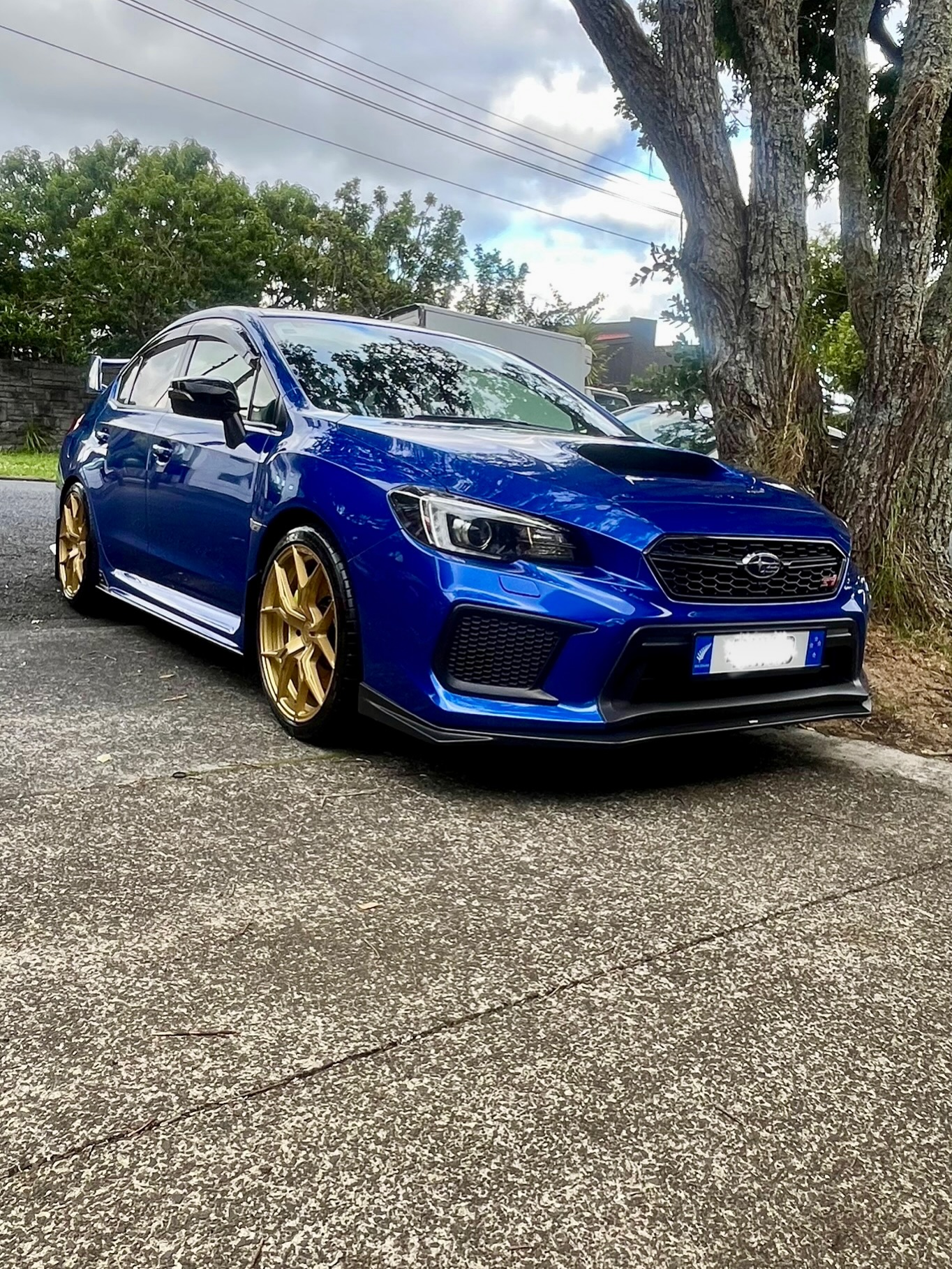 Subaru WRX STI in classic World Rally Blue with gold wheels — refreshed, decontaminated and detailed back to its iconic glory. Deep gloss, crisp reflections, and ready for the next drive. 💎
