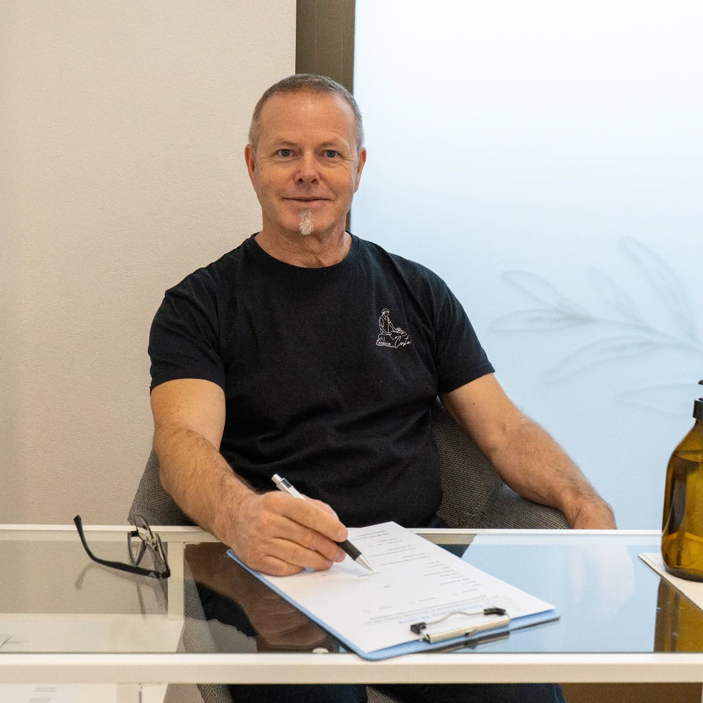 Présentation :
Je m’appelle Paulino, j’ai 58 ans, je suis marié, papa et grand-papa.
Je travaille depuis plusieurs années dans une entreprise horlogère, un univers où la précision, la patience et l’attention au détail sont essentielles.
Bien avant cela, durant mon service militaire, j’ai exercé comme infirmier. C’est à cette période que j’ai découvert le massage comme un vrai moyen de soulager, apaiser et réconforter.
Une fois installé en Suisse et après avoir fondé ma famille, j’ai naturellement continué à pratiquer : d’abord avec mes proches, puis avec mes amis.
Petit à petit, ce qui était un simple geste de bien-être est devenu une véritable passion que j’ai aujourd’hui envie de partager avec vous.
👉 Envie d’un moment pour vous ?
Contactez-moi en message privé pour prendre rendez-vous, via mon site ou pour en savoir plus.
📸 @marinehaering_