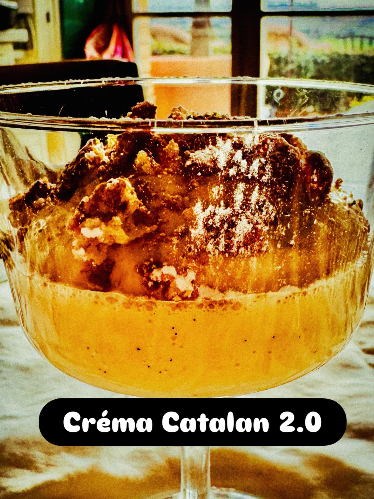 Créma Catalana 2.0 – A Modern Sensation.
”Wow.” It is the only word needed when the first spoonful hits the palate. But behind that simple reaction lies a work of precision signed by pastry chef Carina Nordin.
While Créma Catalana is a familiar sight on menus throughout Marche, it has undergone a transformation at Ruffino. Carina wanted to craft her own definitive version, elevating the rustic classic into a new dimension. The result? Créma Catalana 2.0.
Carina Nordin’s approach to pastry is as methodical as it is creative. Eschewing the traditional, heavy custard, she has developed an incredibly airy mousse, subtly flavored with:
* Caramel for deep sweetness.
* Cinnamon for warmth.
* Orange for a fresh, Italian citrus character.
The mousse rests elegantly atop a pool of silken Crème Anglaise. Here, the palate meets a luxurious blend of real vanilla, white chocolate, and a sophisticated hint of Grand Marnier. To finish, a topping of crushed Amaretti provides a crunch that contrasts beautifully with a delicate dusting of icing sugar.
”This is how Carina gets down to business: with a profound respect for heritage, but with her sights set firmly on a modern culinary experience.”
Why Marche is the Destination of 2026!
Travel experts are in unanimous agreement: 2026 is the year the world truly discovers Marche. While other regions lean into the commercial, Marche has preserved its soul. It remains the most authentic part of Italy—a place where you find harmony, a healing calm, and what is arguably the most beautiful nature in the entire ”Boot.”
Locals and visitors alike speak of ”the power of food”—the ability of a meal to unite people and create lasting harmony. Sitting at the table at Ruffino, with a Créma Catalana 2.0 before you, you understand exactly what they mean.
This isn’t just a meal. This is life in Marche, version 2026.