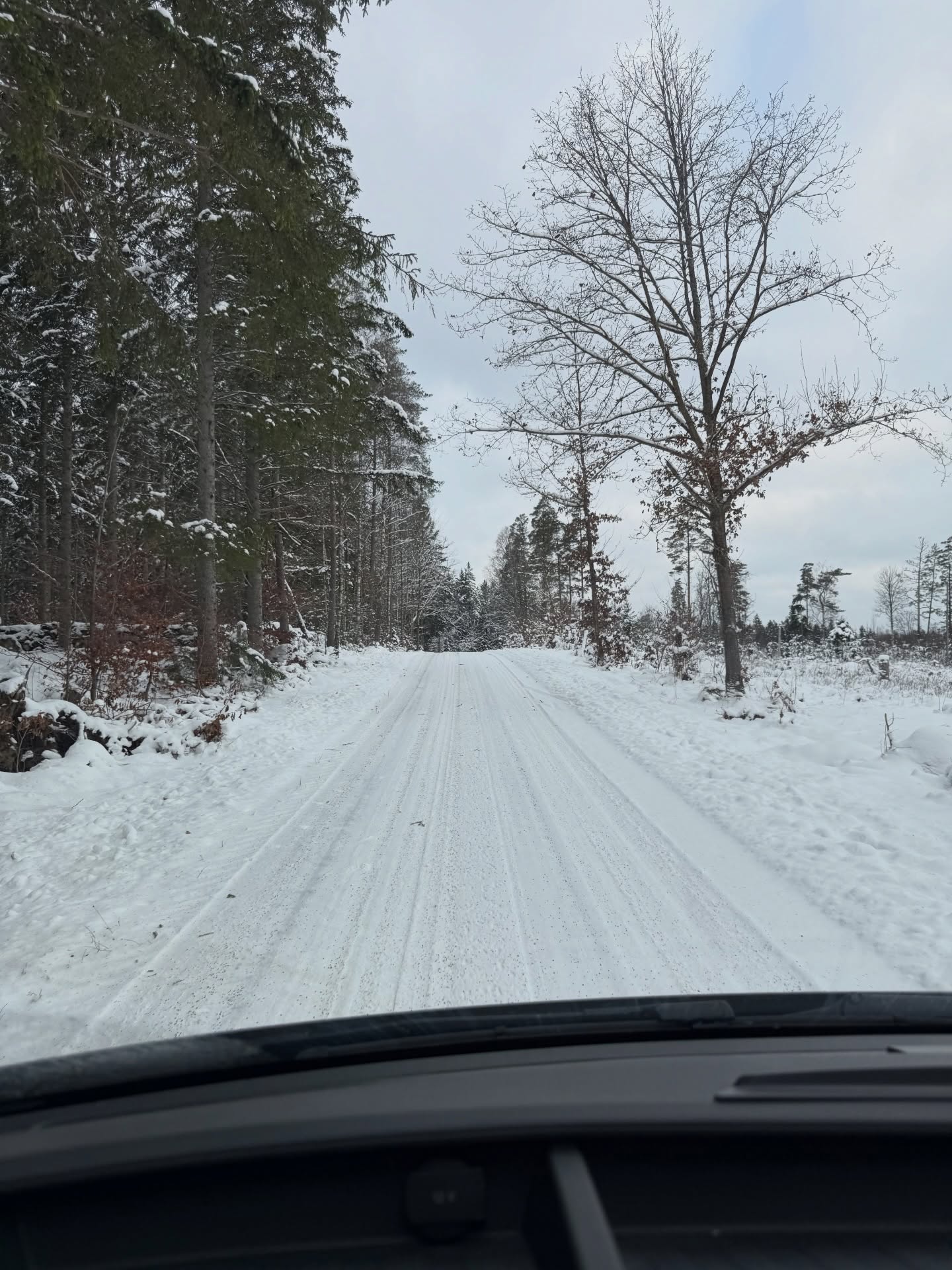 En lille flok på knirkende sprød vintertur til Hätteboda Vildmarkskamping. Vi blev inviteret af @Danes_on_adventyres og vi lånte vigtigt grej af @bakhovmand.outdoor. Det blev en uforglemmelig weekend i det smukkeste vintervejr.