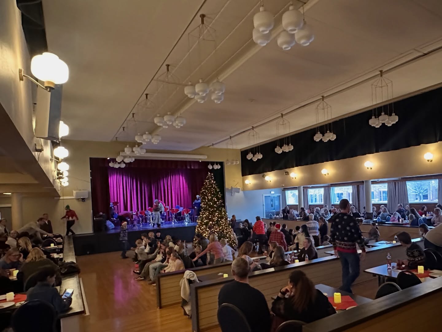 Vellykket juletrefest med god mat, musikk, leker og prisutdelinger 🎄