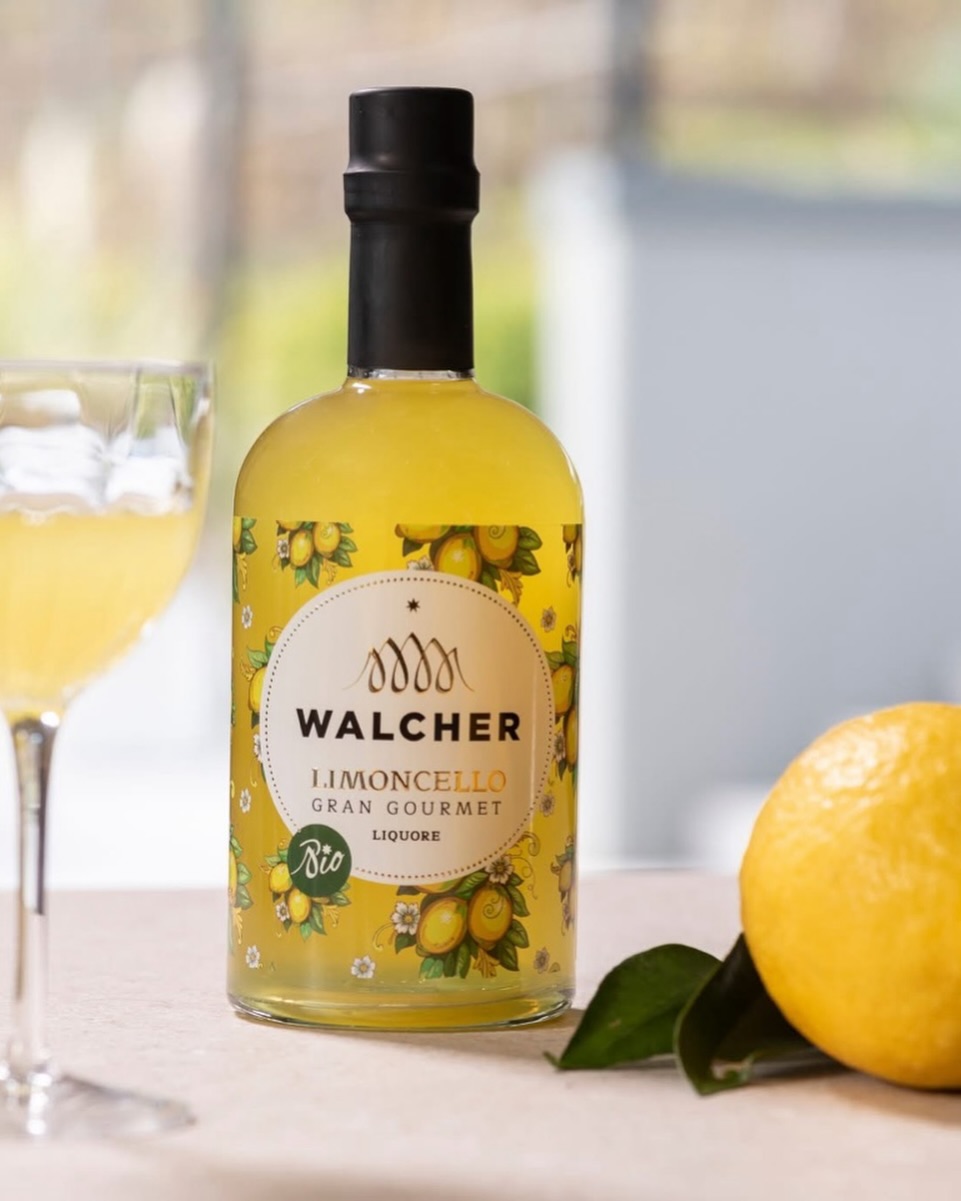 Dit is geen gewone limoncello.
Dit is Walcher Limoncello Bio Gran Gourmet.
Gemaakt van biologische Siciliaanse citroenen, waarbij zowel het sap als de schil worden gebruikt.
Geen aroma’s. Geen haast. Alleen tijd, vakmanschap en respect voor de natuur.
Het karakter 🍋
• Fris
• Helder citrusprofiel, niet zoet of stroperig
• Natuurlijk in balans
• Verfijnde, frisse afdronk
Elke likeur heeft zijn eigen karakter.
En elk karakter past bij een moment.
👉 IJskoud uit de koelkast na een lange week
👉 Rustig nippen op vrijdagavond
👉 Of als frisse afsluiter van een diner
Welke past bij jouw moment?
#Walcher #limoncello #biologischelikeuren