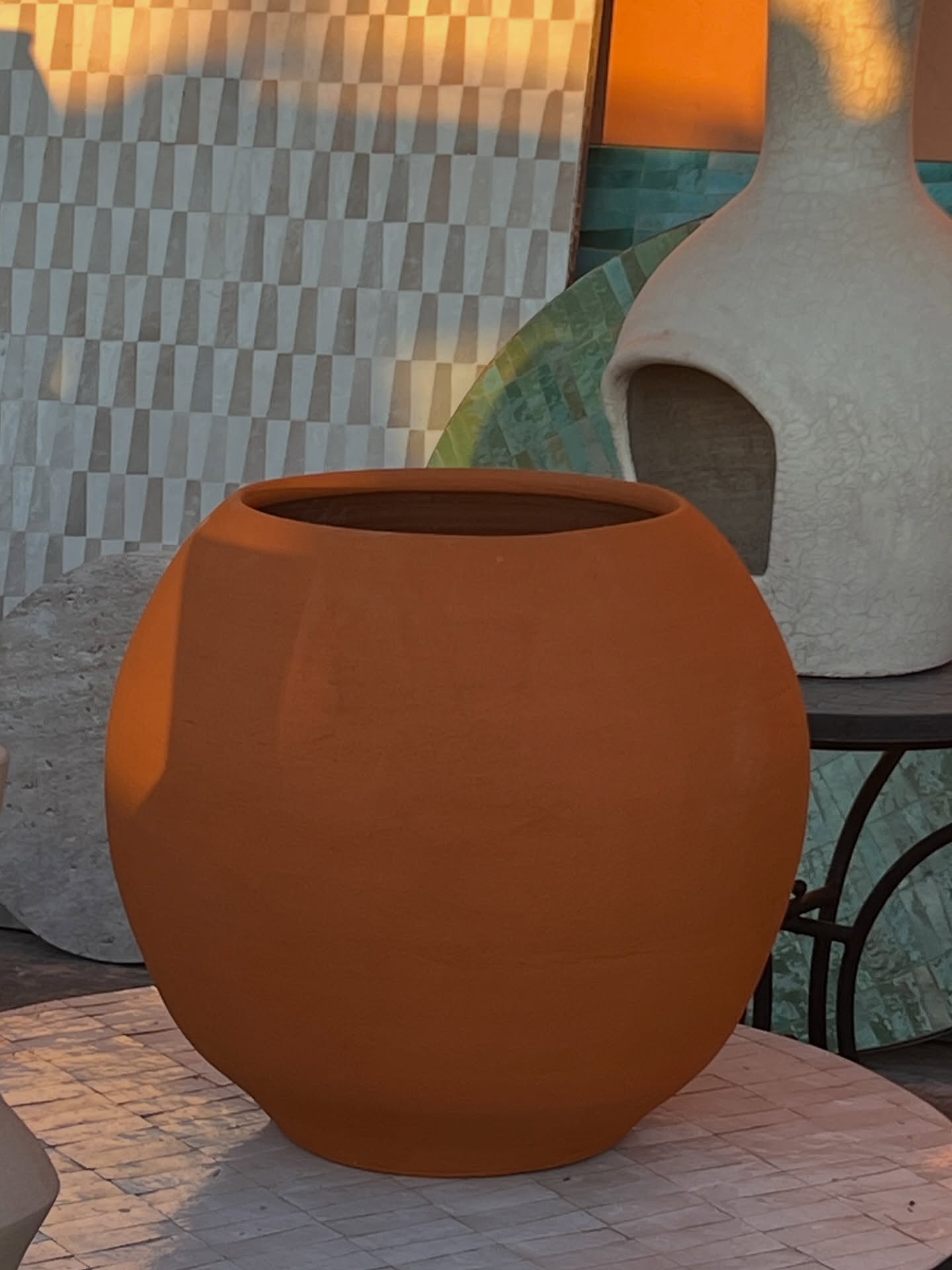 1ere journée de notre weekend au Maroc !
✨ Petite sélection des trouvailles du jour ✨
• Grandes tables en zellige (2 m × 1 m) avec armature métal
• Suspensions en résine texturée, plusieurs tailles disponibles
• Gros pots d’ornement, finitions brutes ou teintées
• Cubes en zellige, graphiques et intemporels
• Suspensions en rotin ou raphia, esprit naturel
• Nouvelle collection de tasses à la finition absolument sublime
Et ce n’est qu’un aperçu…
👉 Plein d’autres nouveautés à découvrir dès demain.
Et bien sûr, le résultat du concours sera annoncé demain, promis 🤞
Aujourd’hui : journée marathon 😅✨