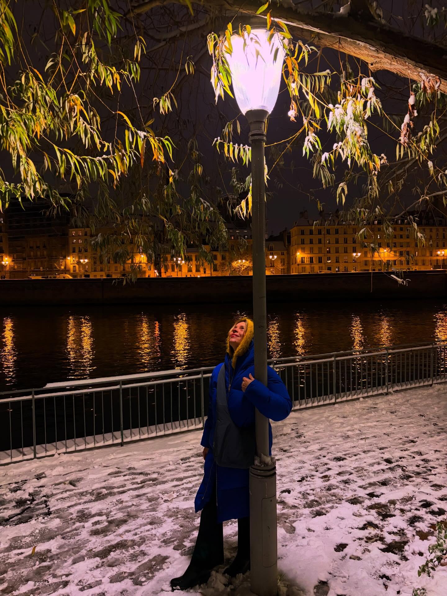 Poésie à Paris ♠️ Poeterei in Paris •1. Woche @citeinternationnaledesarts #writerinresidency @ateliermondialart "Paris, Frankreich ist aufregend und friedlich" (schreibt Gertrude Stein). Ich komme an: Schnee und Stau und Menschen in Zelten vor einem Showroom für Designermöbel. Ich bekomme hospitality und ein Studio im 4. Stock mit 3 Tischen, 2 Betten, 5 Stühlen, 2 Heizkörpern, in Marais. Hier is congierge service und ich höre nur selten ein Piano, eine Querflöte, etwas Operngesang. Ich esse 2 mal Ramen, 1 mal Phở, 2 mal Klebreisbällchen mit roter Bohnenpaste und erst 1 mal ein veganes Croissant. Ich habe 4 Std. Französisch Unterricht und bestelle im café einen Matcha sur place und hoffe, es gibt keine weiteren Fragen. Ich laufe am Fluss und laufe und laufe täglich um die 10 km. Ich mache es wie alle Schreibenden vor mir, ich #flâneuse (@lauren_elkin_ ) Ich bin allein und fühle mich hoffnungsvoll. Ich spreche mit Künstler*innen aus Wien, Bulgarien, Australien, Türkei, Israel, Südafrika, Frankreich, China, Canada, Finnland, Norwegen und wir sind sehr freundlich miteinander. Wir besuchen @fondation_giacometti und @museechassenature um @kay_zevallos_villegas ombre des amazonies anzusehen. Ich lese über die Katakomben von Paris, den Pilzanbau dort, über die Skulptur Le Passe-Muraille, über Walter Benjamins Passagen-Werk. Ich trage jeden Tag lipstick. Ich denke über Coexistenz von Krähen, Tauben und Möwen nach und bin traurig, dass @centrepompidou bis 2030 zu hat. Wäre ich objektophil, dann wäre ich in love mit pont neuf. Auch denke ich an den Film Die Liebenden von Pont-Neuf (Leos Carax) und an Krzysztof Kieślowskis Drei Farben: Weiss. Ich notiere mir ein Ende für mein neues Buchprojekt und denke zwei Minuten später: Kitsch. Ich frage mich, ob ich jetzt weicher bin. "Schließlich ist jeder, das heißt, jeder der schreibt daran interessiert in sich selber zu leben damit er sagen kann was in ihm drinnen ist. Darum müssen Schriftsteller zwei Länder haben, eins wohin sie gehören und eins in dem sie wirklich leben. Das zweite ist romantisch, es ist getrennt von einem selbst, es ist nicht wirklich aber es ist wirklich da." (auch G.Stein aus Paris Frankreich @suhrkampverlag)