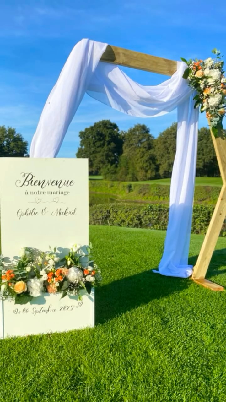 Saison 2025 - Mariage n°2 du 6 septembre 2025 ✨
Direction le magnifique golfclub.soufflenheim pour une journée placée sous le signe de l’élégance et de la couleur
Ambiance : vive & chic
🤍 🧡Orange & Blanc, une alliance lumineuse et raffinée
Créations florales réalisées :
• Bouquet de mariée
• Bouquet à jeter
• Bracelets fleuris
• Boutonnières
• Panneau de bienvenue en location personnalisé par mes soins, avec composition florale
• Arche fleurie en location
• Petits soliflores fleuris en location
• Composition florale pour la voiture
• Décoration de l’autel et des bancs d’église
Chaque détail a été pensé pour sublimer ce lieu d’exception et créer une harmonie florale sur-mesure ✨
🥰 Envie de parler de votre futur mariage ?
Je serai ravie de vous rencontrer ce week-end au Salon du Mariage Haguenau
Venez échanger, vous inspirer et imaginer ensemble votre décoration florale
#Mariage2025 #WeddingFlowers #DécorationFlorale #FleuristeMariage #GolfDeSoufflenheim #SalonDuMariage #Haguenau #MariageChic #OrangeEtBlanc