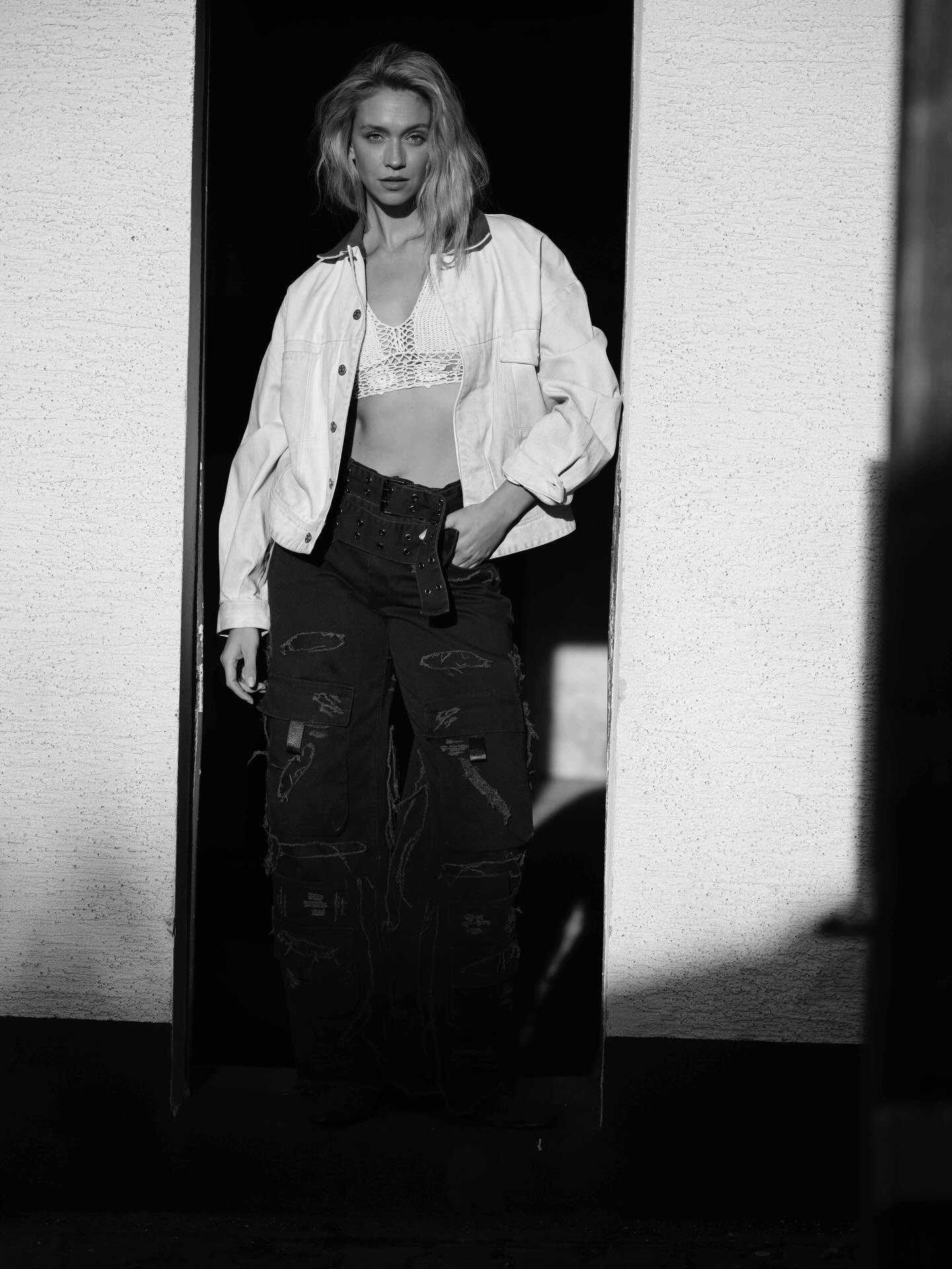 Confidence first, always! Sei stark, sei echt, sei DU ✨Hier ein weiteres Ergebnis von dem letzten Fotoshooting mit @peterulimax 📸 magst du lieber schwarz-weiß oder das zweite Bild in Farbe ?🧡☺️