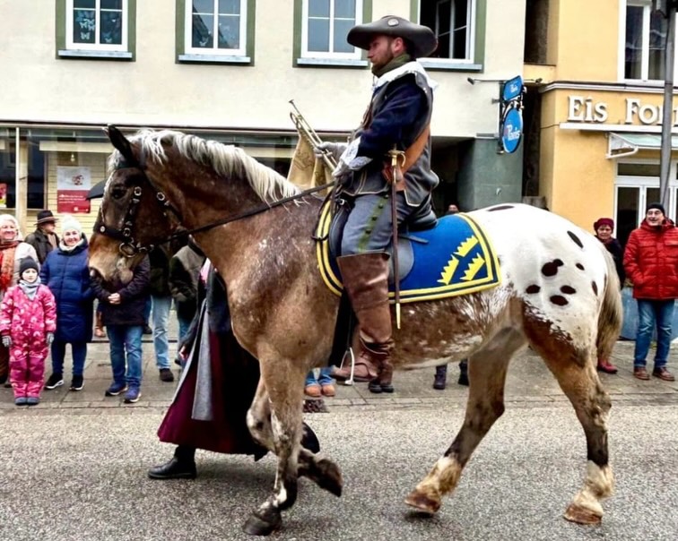 Heute waren einige tapfere Reiter aus unserem Reitverein auf dem Kalten Markt in Ellwangen unterwegs.
Besonders stolz sind wir auf unseren Amarok, der einmal mehr bewiesen hat, was für starke Nerven er besitzt und dass man sich auf ihn immer verlassen kann. Und noch dazu ist er einfach ein echter Hingucker! 🤎🤍
Wir sind sehr dankbar, mit ihm ein so entspanntes und unerschrockenes Pferd in unserem Schuli-Team zu haben, das unseren Reitverein auch außerhalb des Stalls hervorragend repräsentiert. 🐴❤️