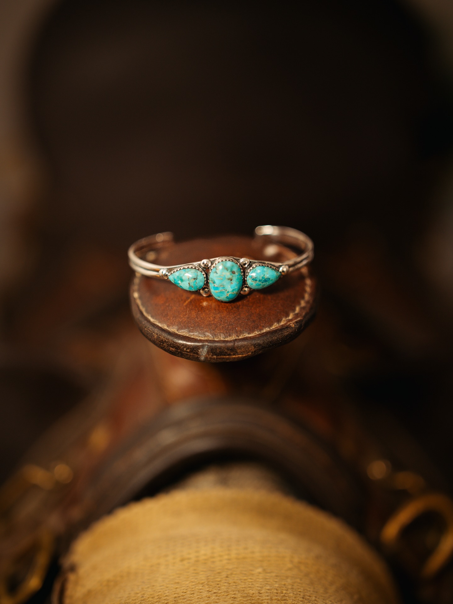 La turquoise, c’est l’équilibre parfait 🩵
Une pierre qui capte la lumière, le ciel et l’énergie du désert. Elle apaise, elle attire le regard, elle traverse les modes sans jamais se fatiguer. C’est pour ça qu’on l’aime autant 🫶
Le bracelet Desertline a été imaginé avec ses trois turquoises au centre comme un point d’ancrage, simples et fortes, qui donnent tout son caractère au bijou.
Les quantités sont limitées.
Et tout janvier, -10 % avec le code JANUARY.
Un bijou, une vibe Sonora, et le moment de ne pas trop attendre 🌵
#jonc #bijouxargent #turquoiseoverdiamonds #bijouxturquoise #westernlifestyle