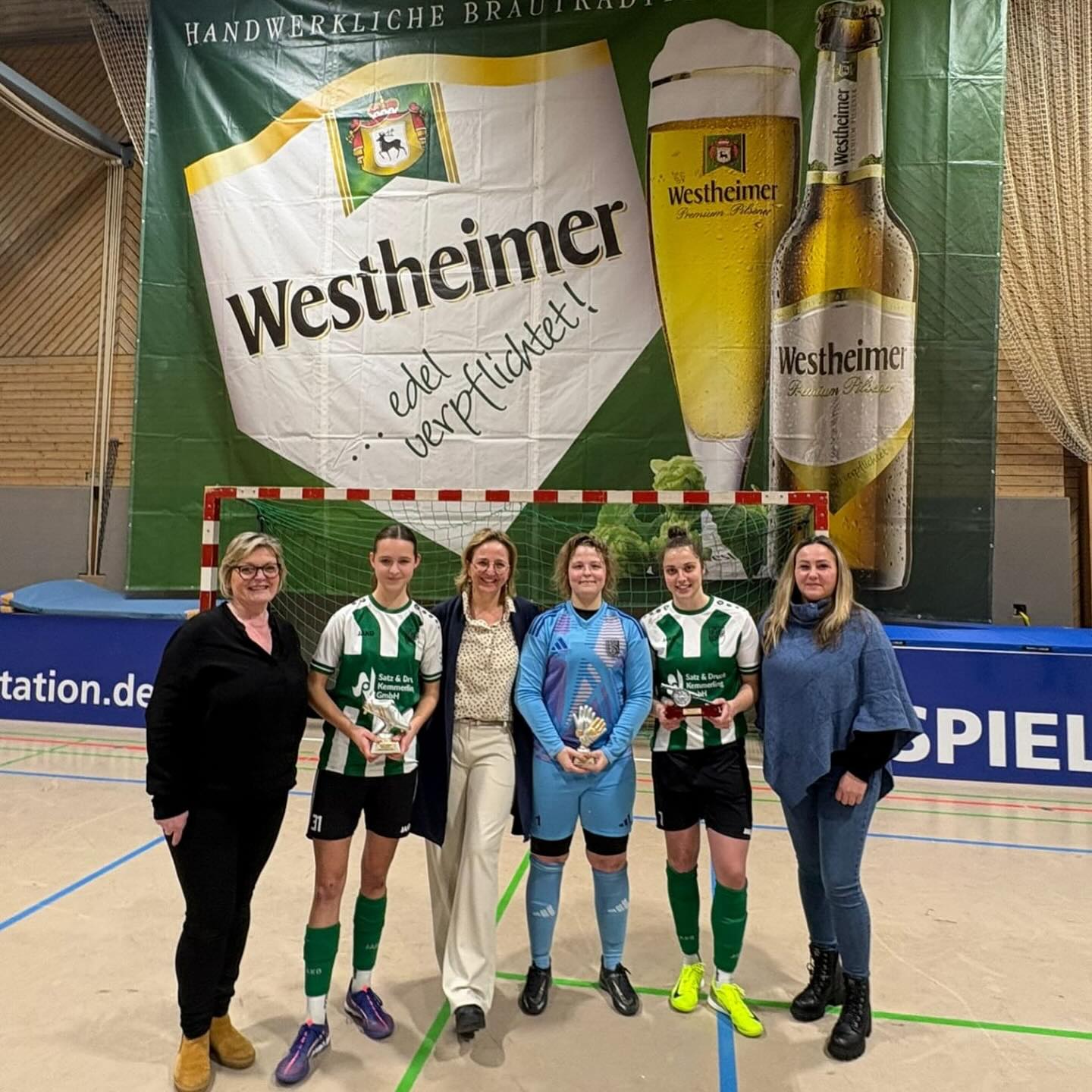 ⚽ Besondere Auszeichnung für zwei SVT-Kickerinnen ⚽
Mit Sina Seipel und Sophia Kloppenburg wurden beim 6. WESTHEIMER Frauen-Hallenmasters gleich zwei Spielerinnen des SV Thülen ausgezeichnet. 🏆 😀
Sina Seipel bekam die Torjägerkanone als „Beste Torschützin“ überreicht und Sophia Kloppenburg wurde von der Jury zur „Besten Spielerin“ des Turniers ernannt. 💪🏼