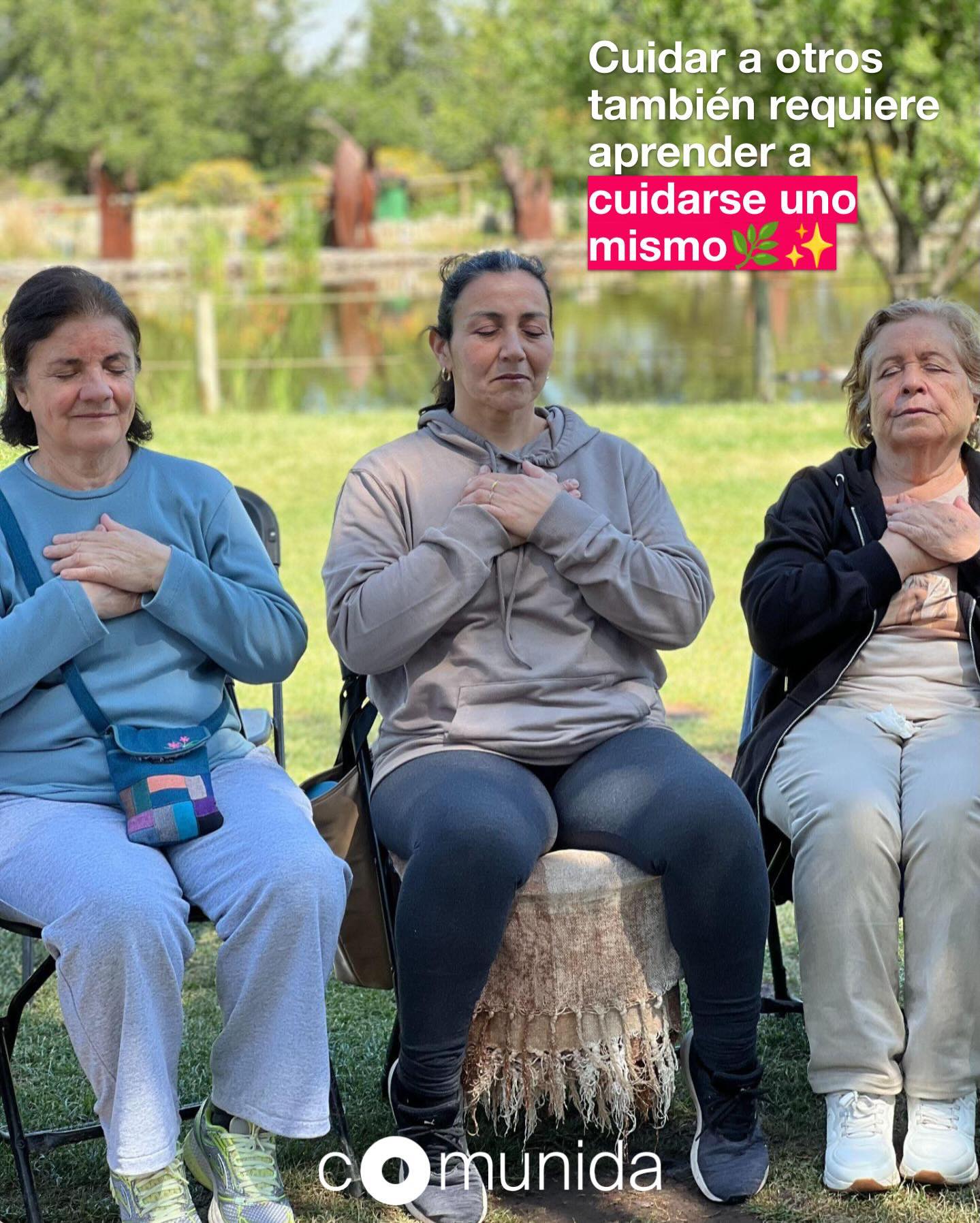Pausa, respiro y herramientas para seguir adelante 🕊️✨
Cuidar es un acto de amor infinito, pero también es una tarea que desgasta si no tenemos los espacios para recargar energía. En Fundación Comunida, sabemos que nuestras agentes comunitarias y cuidadoras son el motor de nuestra red, y su bienestar es nuestra prioridad.
Por eso, vivimos durante el año pasado de forma mensual jornadas transformadoras junto a las profesionales de @fundacion_rinasce , quienes nos entregaron herramientas prácticas de relajación y autocuidado. 🧘♂️💖
Fue un momento para:
✅ Aprender a gestionar el estrés del rol de cuidado
✅ Reconectar con el cuerpo y la respiración
✅ Fortalecer el vínculo entre quienes día a día dan lo mejor por sus vecinos.
Gracias a Rinasce por guiarnos con tanta sabiduría y a nuestras agentes por abrirse a recibir este regalo para el alma. Porque para cuidar con calidad, primero hay que estar bien por dentro.