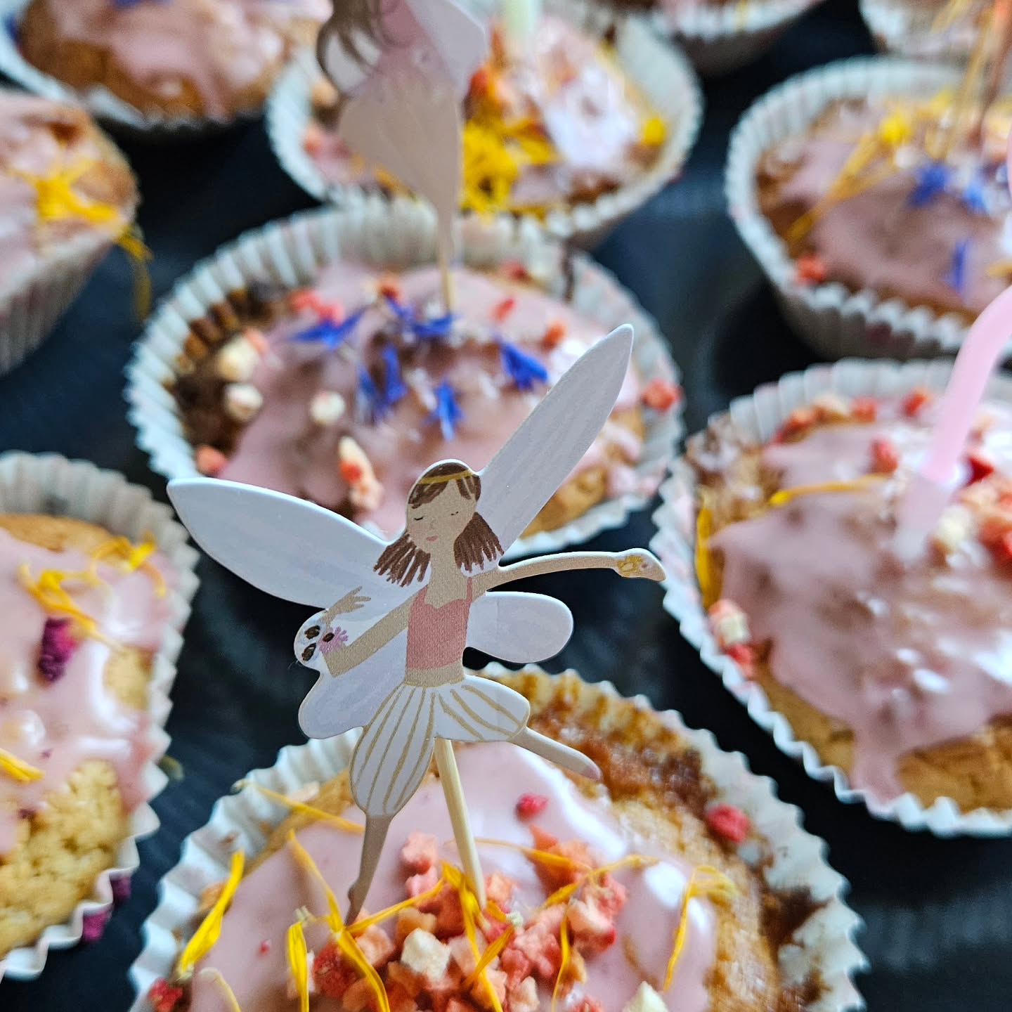 Rosen-Zitronen Muffins für kleine und große Feen und gute Winterlaune 🩷💙💜🧡❄️❄️
Ich habe ein einfaches Zitronenmuffinrezept gewählt. Für die Glasur habe ich für die rosa Farbe dem Zitronensaft 1\2 TL Rosenblütenpulver beigemischt.
Deko mit gefriergetrockneten Erdbeeren und getrockneten Blüten von Calendula, Kornblume und Rose aus dem Garten
So wird es eine natürlich bunte leckere und gesunde Deko
Alles liebe, Tina 🧡