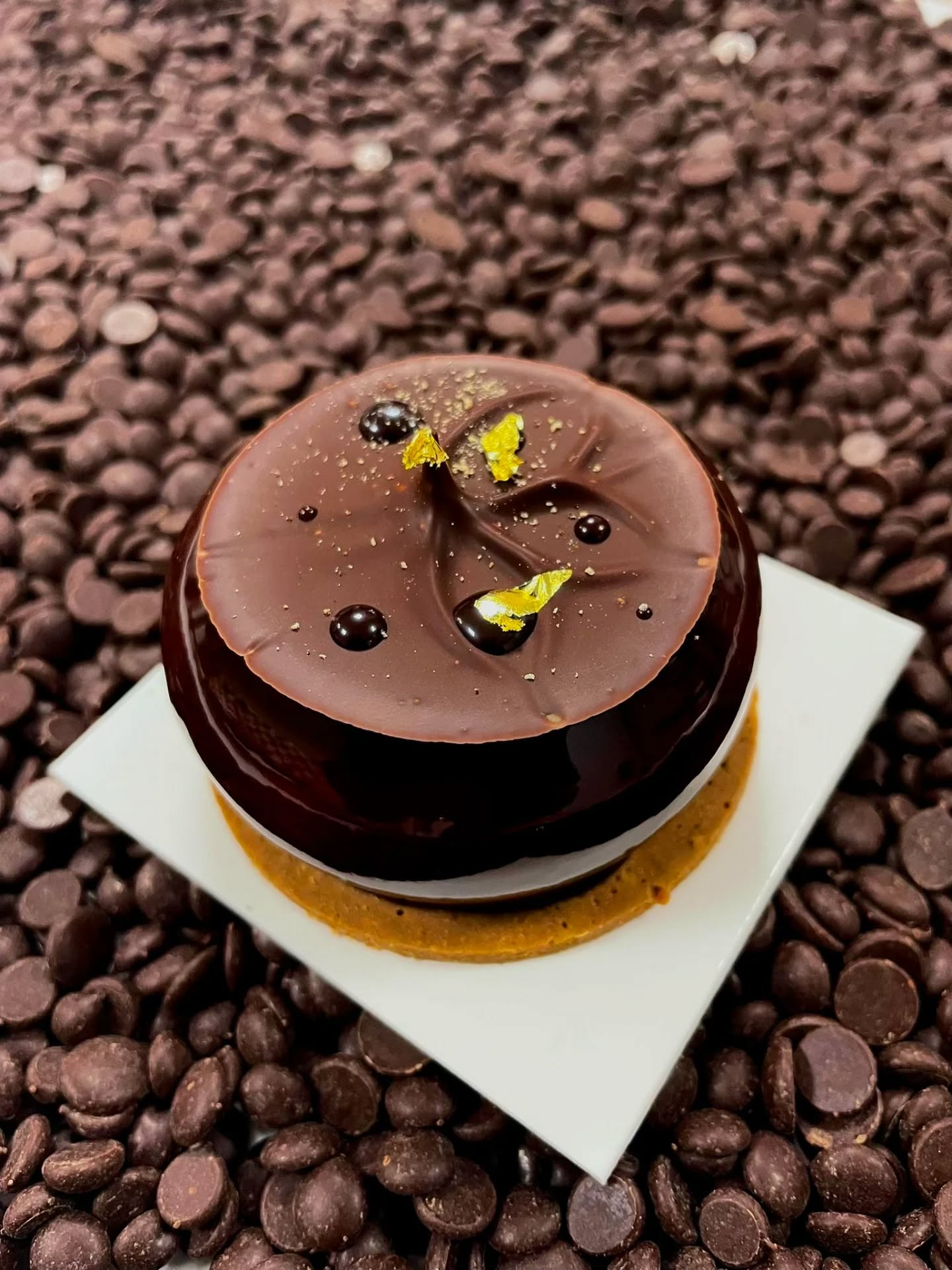 🤎 Il était une fois… Le Dôme. ✨️
🍫 Mousse au chocolat du Pérou, profonde et infiniment soyeuse.
🌰 Croustillant praliné qui craque délicatement sous la cuillère
🤍 Un biscuit noisette tendre, aux notes chaudes et enveloppantes
☀️ Un cœur caramel passion, éclat solaire qui réveille les sens
🌶️ Une touche de poivre de Kampot, poivre cambodgien de niche, pour une finale troublante et élégante.
Un dessert comme un voyage, une émotion qui monte, une surprise au centre…
Le Dôme se présente comme une nouvelle création signature de la Maison qui nous accompagnera tout au long de l’année.
Disponible dès à présent en boutique. ✨🍫
📍 Grand Hôtel Dieu Lyon
#dessert #Lyonfoodies #artisan #nicolashennemann