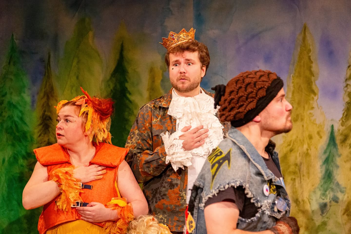 Vääräpyörä ry täyttää tänään 31 vuotta eli virallinen juhlavuosi alkaa olla ohi. Huomenna 14.1.klo 18 kuitenkin vielä yksi juhlavuoden esitys jäljellä, kun Kaverljit astuvat Pakkahuoneen lavalle viimeistä kertaa 😊😥. Näytös on loppuunmyyty.
#ootkomunkaverlji #joensuunpakkahuone #teatteri #lastenteatteri