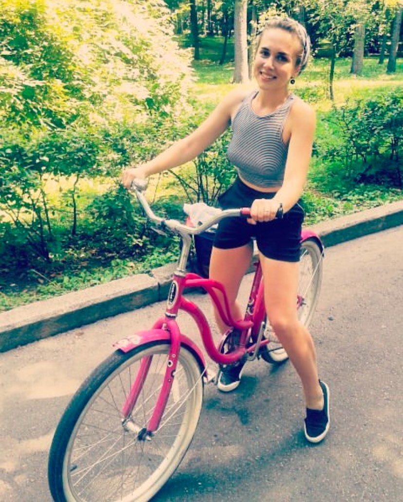 В 2016 році недосконалими в мені були хіба мої брови та моя впевненість в собі.
Чудо Боже, що я тут з вами, а не в ІТ, бо Пайтон вже освоювався, адже то такий відчай, коли ти хочеш змінити світ, але нікому не потрібна зі своїм ще теплим дипломом. Щось таки я мушу зробити для ваших діток, або навіть не знаю.
Підйом в 6:00, постійний дефіцит калорій, бо любов є до всіх, але до себе ще не вродилась. Кросфіт, табата, статті, нічні чергування. Зараз я би не прожила так і тижня, а тоді то було все моє життя.
Так багато доленосних рішень в тому 2016. Рішення давались легко. Сміливість моя тоді була теж досконалою. Як і імпульсивність (до діагнозу РДУГ ще треба 8 років чекати).
Лише від фото з батьками багато суму.
Наші очі вже не будуть ніколи такими веселими та тої посмішки легкої не буде більше.
Але я то прийняла, що ніщо не вічне.