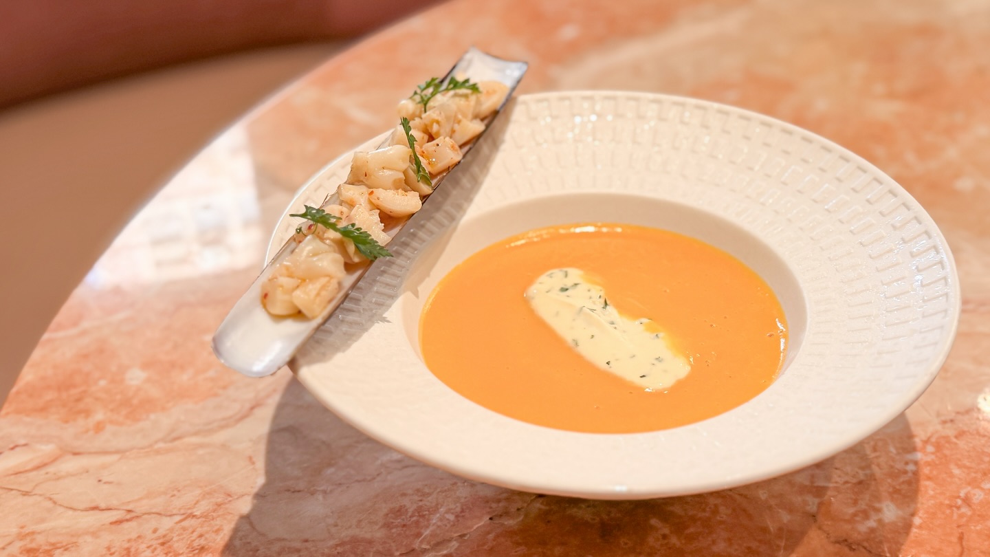 Craving something cosy yet chic for lunch?😋 Our butternut squash soup🥄 with chervil cream and razor clams delivers creamy depth and briny freshness.✨ Treat yourself and elevate your lunch with this seasonal special!🧡
For reservations, click the “Reserve” button on our Instagram profile or visit our website. Walk-ins are warmly welcomed on a first-come, first-served basis. 💕
You may also view our latest menu offerings on our official website.
☎️ +852 2711 8088
🌐 www.medora.hk
📍G/F, 111 Wellington St, Central
#medorahk #chefvickycheng #鄭永麒