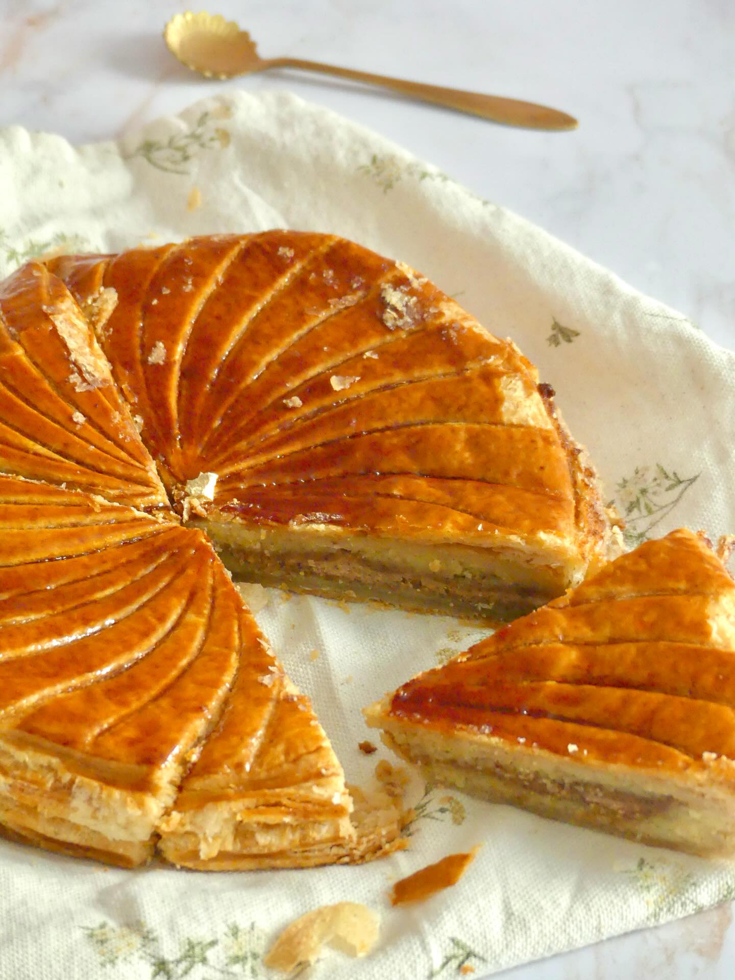 Galette au seigle, frangipane à la fève tonka
et cœur fondant gianduja 👑🤎
Une galette un peu différente, plus rustique,
où la douceur enveloppante de la tonka
rencontre l’intensité profonde du chocolat noisette, généreux, fondant, irrésistible.
~
Une galette pensée pour les amateurs de goûts francs
et de gourmandise sincère ✨
~
Fonds photo @fondphoto.pastryandtravel
#galettedesrois #pâtisserie #pastry #pastrylove #gourmandise