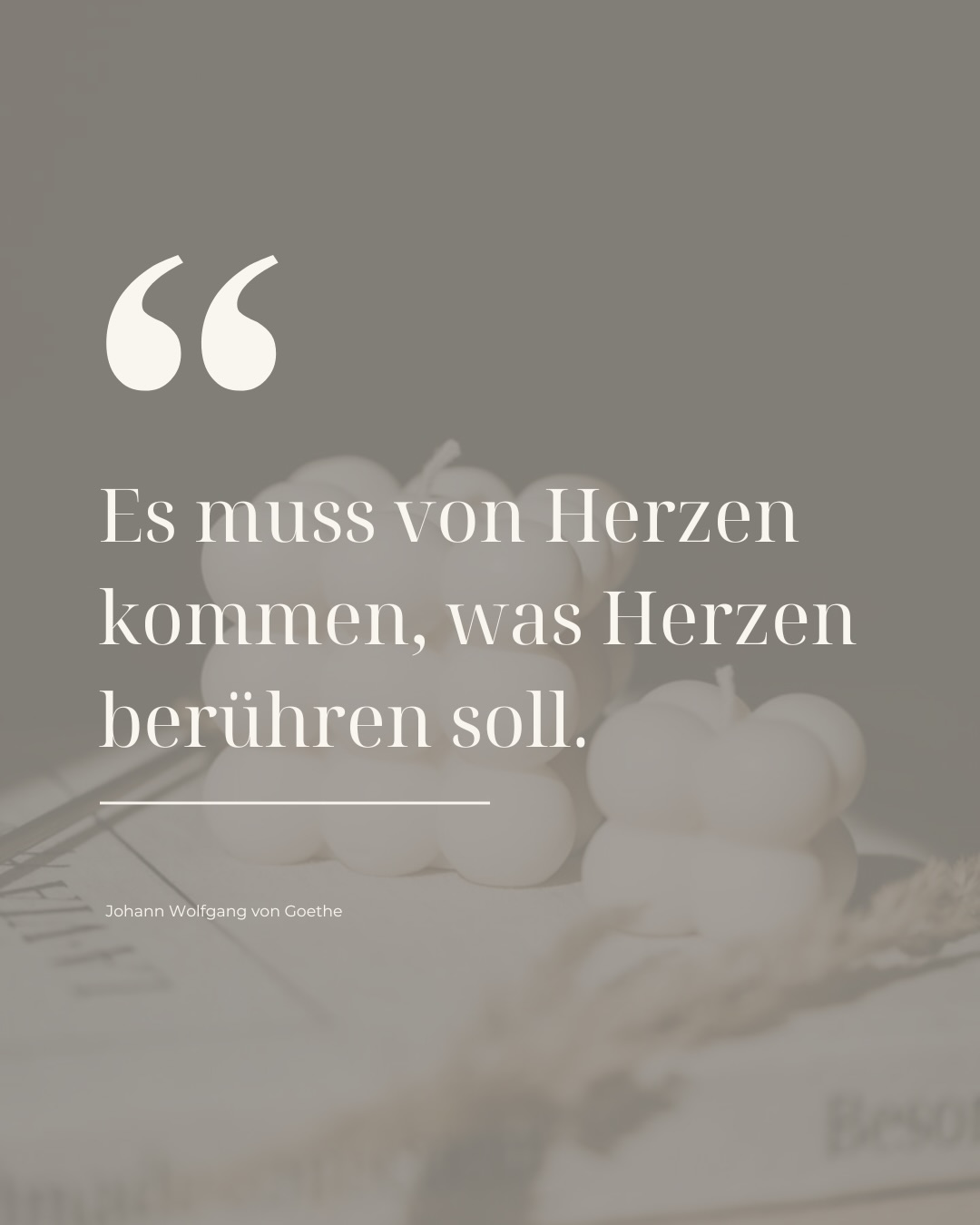 Dieses Zitat begleitet uns jeden Tag in unserem Business.
Es erinnert uns daran, warum wir tun, was wir tun. ✨
Wir stellen nur Dinge her, die uns selbst gefallen.
Stücke, hinter denen wir wirklich stehen. Mit Liebe zum Detail, viel Handwerk und einem hohen Anspruch an Qualität.
Jedes Produkt entsteht mit Zeit, Sorgfalt und Gefühl –
nicht, um schnell zu sein, sondern um gut zu sein.
Ehrliche Materialien, gute Verarbeitung und Designs, die bleiben dürfen. 🫶🏻
Aus dem Herzen gearbeitet – damit es auch Herzen berühren kann. 🤎
Welches Zitat begleitet dich durch dein Leben oder in deinem Business?
#laviaatelier #business