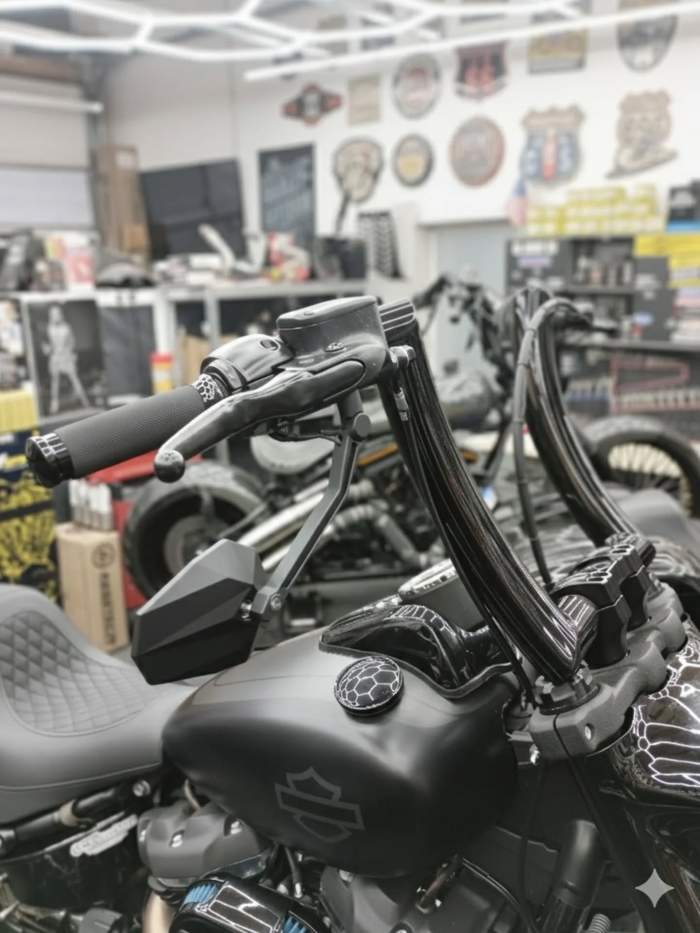 🔥 Das erste Projekt 2026 ist im Ziel! – Massive Transformation einer 2018er FAT BOB 114 🏁
Wir starten das neue Jahr bei OSTcustoms direkt mit einem Highlight! Was wir letztes Jahr gemeinsam geplant und vor der Weihnachtspause angefangen haben, ist jetzt fertig. Unser erster abgeschlossener Umbau 2026: Eine fette, massive Transformation für diese 2018 SOFTAIL FAT BOB 114 (FXFBS)!
🛠 Die Details vom OSTcustoms Umbau:
1️⃣ Massive Front-Unit: Ein echtes Statement ist der 2-Zoll "Killer Bull" Lenker von Killer Custom. Richtig fett und aggressiv – er passt perfekt zum markanten Design des 114er Scheinwerfers. Da die originale Riser-Klemme bei der FXFBS extreme Übermaße hat, haben wir die passende Killer Custom Lenkerklemme im modernen Design verbaut. Das Ergebnis: Eine brutal stabile Haltung und ein cleaner, wuchtiger Look aus einem Guss!
2️⃣ Performance-Upgrade – Müller Power Clutch 2.0: Man sieht sie auf den Fotos nicht, aber sie war für die passende Funktion zum Lenker ein absolutes Muss. Wir haben die Müller Kupplungserleichterung verbaut, damit sich die 114er Maschine butterweich kuppeln lässt. Optik und Technik Hand in Hand!
3️⃣ Engine-Style & Power: Passend zum fetten Look des Bikes haben wir die massiven, dicken Screamin' Eagle Hochspannungs-Zündkabel verbaut – klassisch in Schwarz mit der markanten orangen Schrift. Zusammen mit dem HiFlow-Luftfiltereinsatz sorgt das nicht nur für eine brutal geile Optik am Motor, sondern auch für die nötige Performance.
4️⃣ Clean Heck-Optik: Die originalen "Zwiebel-Blinker" sind Geschichte. Mit der 3-in-1 Heckbeleuchtung von HeinzBikes haben wir ein extrem schlankes und modernes Finish am Heck geschaffen.
5️⃣ Detail-Finish & Pulverbeschichtung: Neben dem neuen Frontspoiler, Griffen von AVON und Highsider Spiegeln haben wir noch viel mehr gemacht: Zahlreiche Teile wurden neu pulverbeschichtet, um den Look perfekt abzurunden. Viele kleine Details wurden überarbeitet und angepasst – eben alles, was zu einem echten OSTcustoms Umbau dazu gehört!
Ein perfekter Start ins neue Jahr! Danke für das Vertrauen in unsere Arbeit.
Euer OSTcustoms Team 😎🤘🏻 stay tuned 🤘🏻😎
#OSTcustoms #HarleyDavidson #SoftailFatBob #FatBob114 #