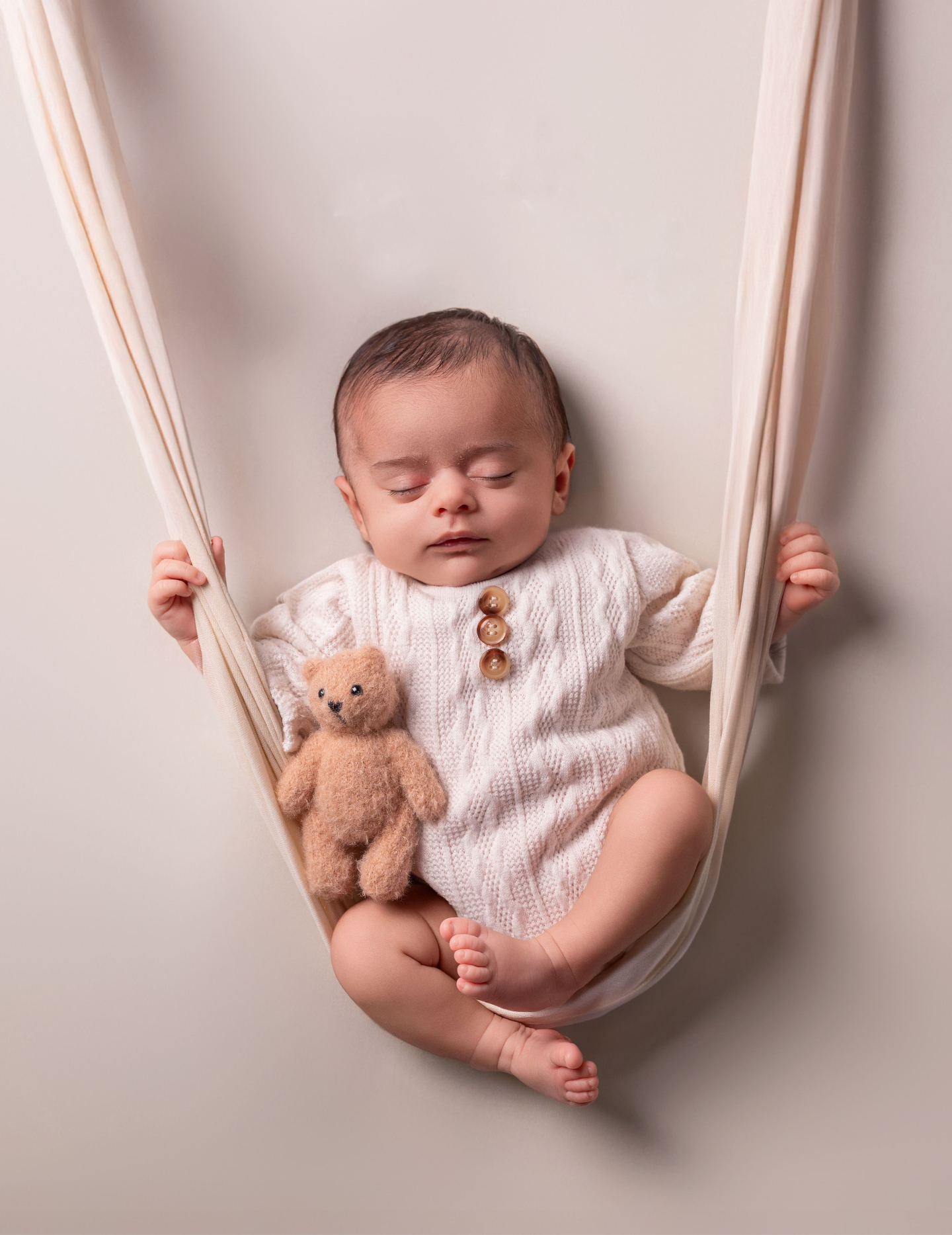 Dicen que el tiempo vuela, pero yo creo que se detiene justo aquí: en la curva de una pestaña, en el pliegue de una mano o en ese sonido de gatito que hacen mientras duermen.
Estos detalles son los que más rápido cambian y los que más fuerte queremos retener. La fotografía newborn no es solo una imagen, es el billete de vuelta a estos primeros días de vida.
.
.
.
.
#reciennacido #fotografianewborn #sesionbebe #bebe2026 #maternidadreal #fotografiaemocional #newbornphotography #newbornsession #fotografoasturias #newbornasturias #fotografiaoviedo #fotografiagijon #fotografoaviles #asturias #mamasasturianas #aviles #gijon #oviedo #fotografiafamiliar #newbornphoto #newbornbaby #melanymfotografia