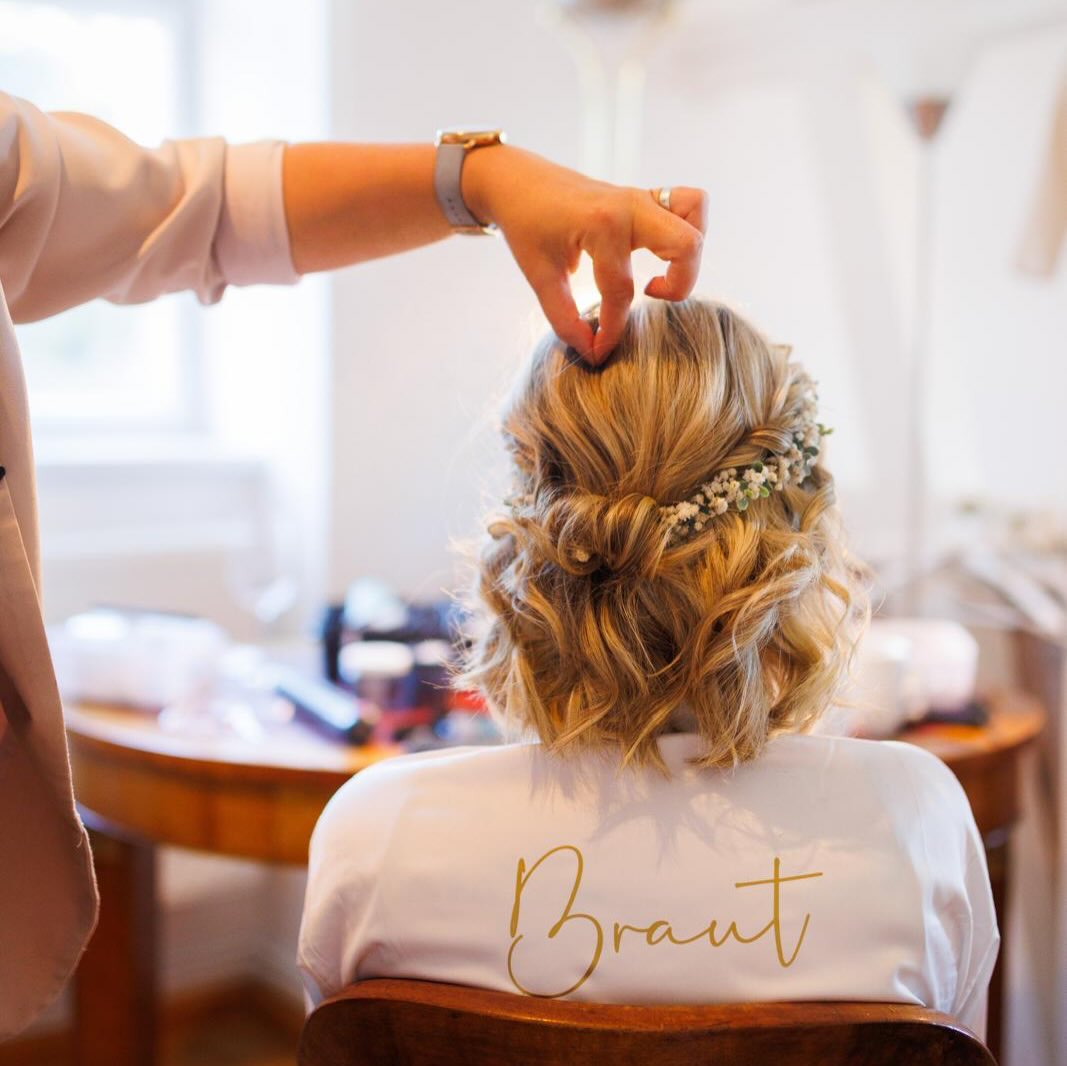 Ich durfte wieder eine Braut für ihren großen Tag stylen. 🥰
Ach..so schön euch immer bei diesem Schritt mit begleiten zu können 🤍
#brautfrisur #haarstyling #emphaarthie #hochzeit #hochzeitsfrisur
