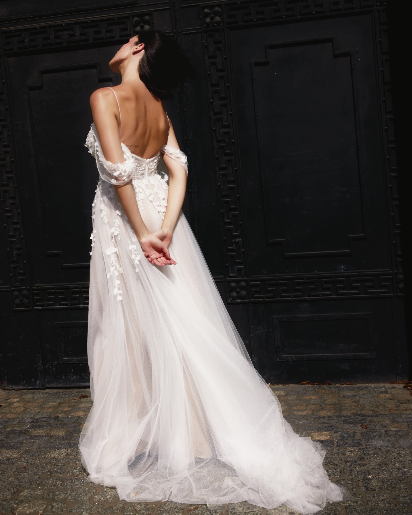 Zarte Leichtigkeit trifft auf florale Romantik ✨
Dieses Brautkleid verzaubert mit feinem Tüll, liebevoll gearbeiteten 3D-Blüten und sanft fallenden Off-Shoulder-Trägern. Der luftige Rock und das feminine Corsagenoberteil sorgen für einen modernen, romantischen Look – perfekt für Bräute, die Natürlichkeit und Eleganz lieben.
Ein Kleid wie ein leiser Sommertraum 🌿🤍
Anprobe vereinbaren unter www.brautmoment.at
#brautmode #weddingdress #bridetobe #weddingdressinspo #brautkleider