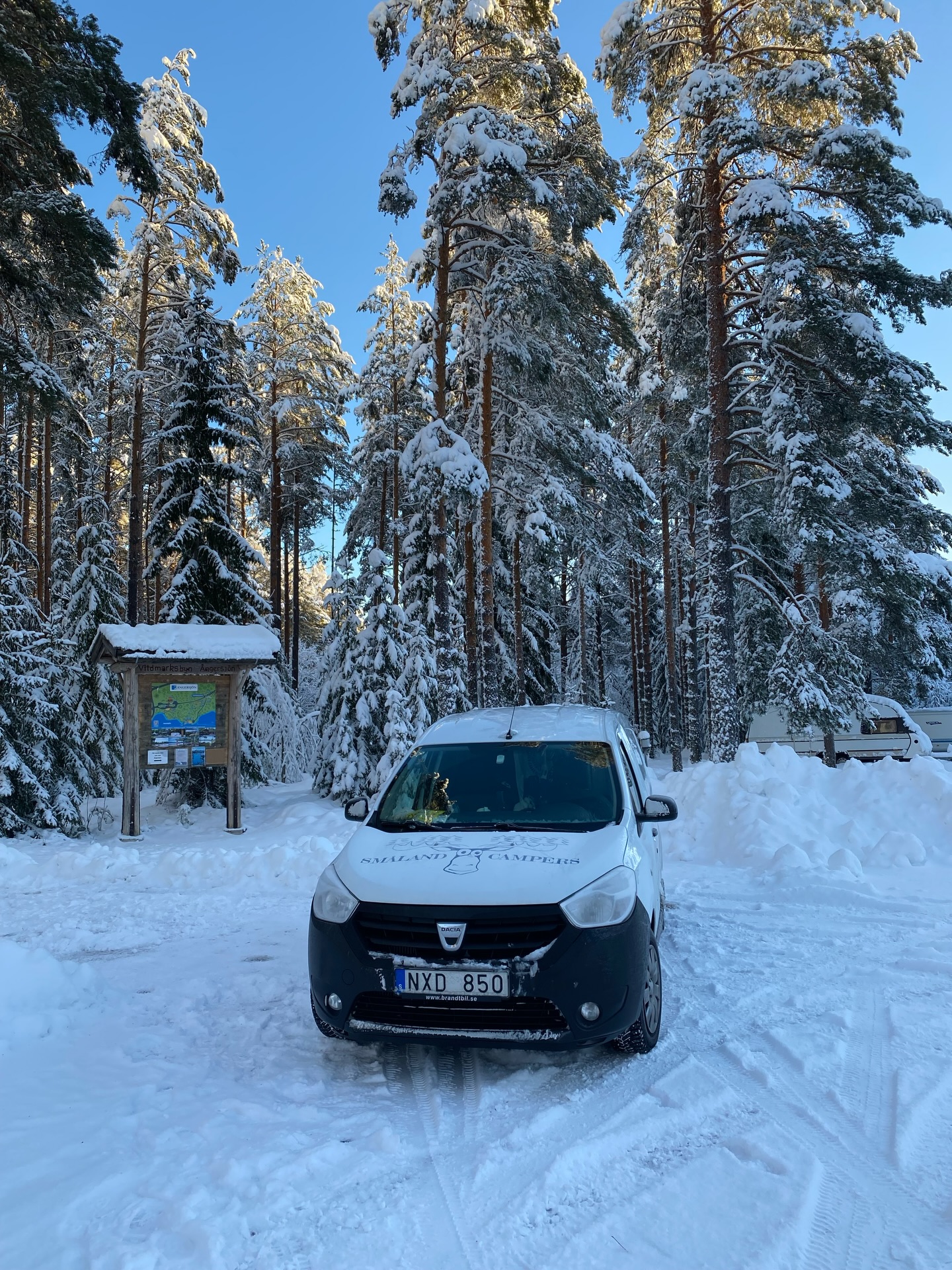 Few photos of our guests last winter 😎
Our vans are equipped to allow you to travel all year round! ❄️
👉Book your campervan now on our website (link in bio!)
#smalandcampers #vanlife #campervan #campervansweden #vanrentalsweden