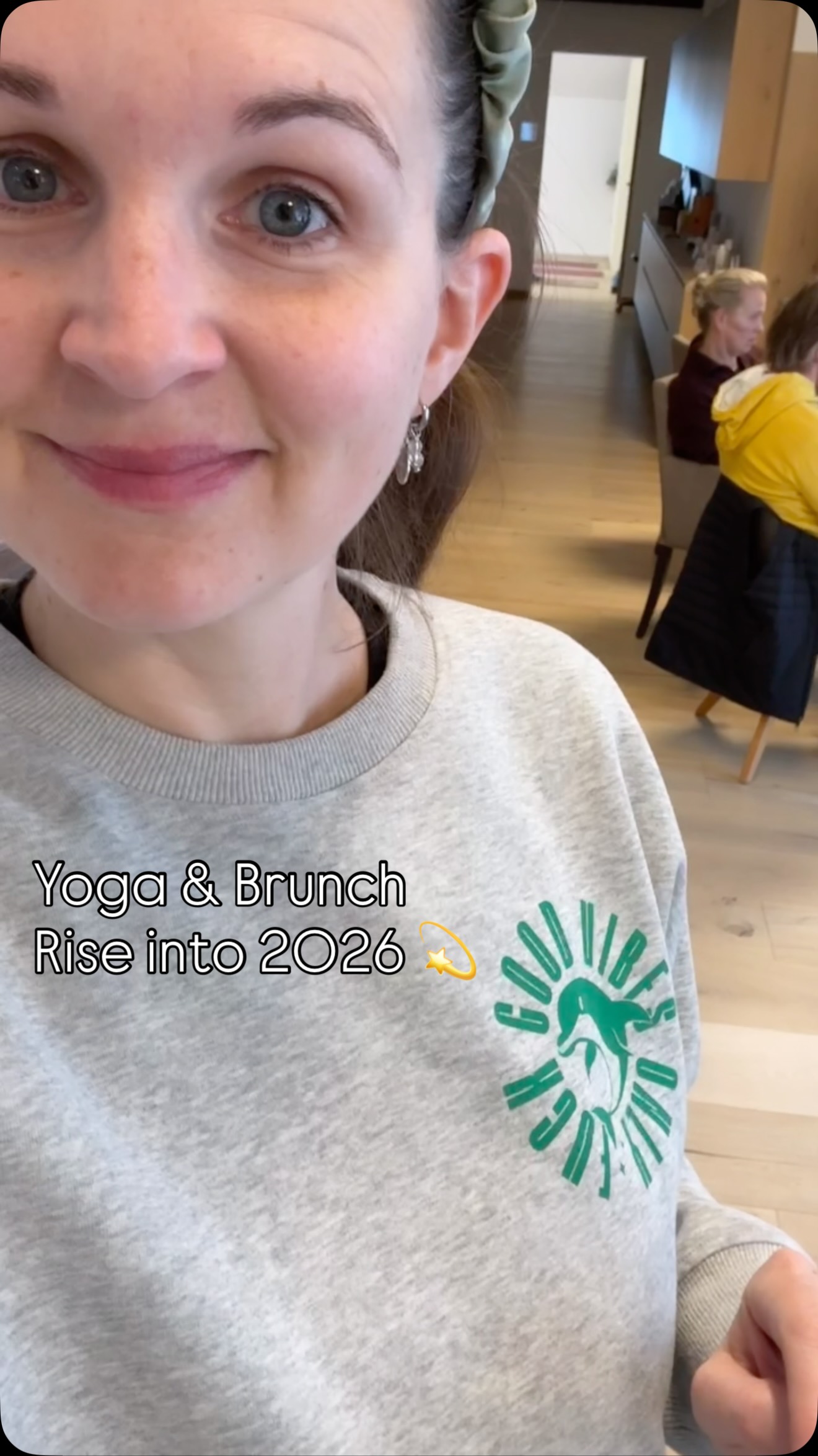 Yoga & Brunch: Rise into 2026 ✨
Manche Übergänge sind leise.
Und doch verändern sie alles.
2025 war kein Jahr zum Festhalten.
Es war ein Jahr, das dich geschält hat 🐍
Schicht für Schicht.
Bis nur noch das blieb,
was wirklich zu dir gehört.
2026 fühlt sich anders an 🐎
Dieses Yoga & Brunch Event im
Mühlviertler Gesundheitshof
war ein bewusstes Innehalten.
Ein Sammeln.
Ein Ausrichten nach vorne.
Kein Pushen.
Kein Müssen.
Sondern ein tiefes Erinnern daran,
was durch dich in die Welt möchte.
2026 trägt Magie in sich.
Du musst sie nicht suchen,
du darfst ihr Raum geben.
Rise.
Aus deinem Kern.
Ein großes DANKE 🙏🏻 geht wieder an das @gasthaus.haderer für diese einzigartig leckeren Köstlichkeiten.
#riseinto2026
#unbound
#yogaundbrunch
#bewusstleben
