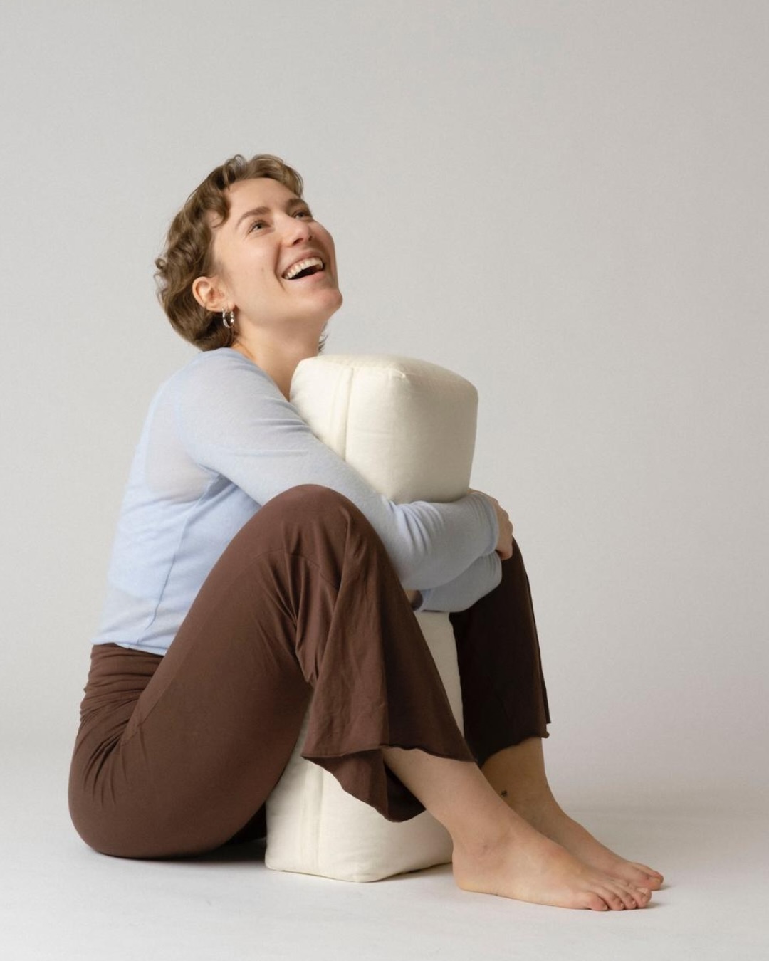 MEET SOPHIA
So so happy to have her ♥️ at Mani!
Sophia bringt so viel Licht & Leben mit in unsere Studios - vielleicht kennst du sie bereits aus unserem Check-In Team. Im letzten Jahr hat sie ihr 200 h Teacher Training bei uns gerockt und ist voller Begeisterung gleich ins Unterrichten eingestiegen.
Sonntags ist Soul Flow! Fießende Bewegungen, bewusste Atmung und kreative Elemente lassen dich ganz bei dir selbst ankommen. Mal kraftvoll, mal weich - mit Raum zum Spüren, Reflektieren und Sein.
Sophia schafft einen sicheren Raum ohne Leistungsdruck, in dem du deine Grenzen achtsam wahrnehmen und dich immer wieder neu erfahren darfst – in Verbindung mit dir selbst und der Gruppe. 🤲🏽
❤️🔥 SPECIAL: NEW BEGINNINGS -
Yoga Beginner Reihe mit Sophia
→ Dein begleiteter Yogastart - Step by Step
5 Termine
montags, ab 9.2.26
18 - 19.15 Uhr
Sign up via Eversports (Link im Bio!)
@sophiashwb
#newteacher #yogaintrier #yogateacher #yogateacherlife #yogaphotography