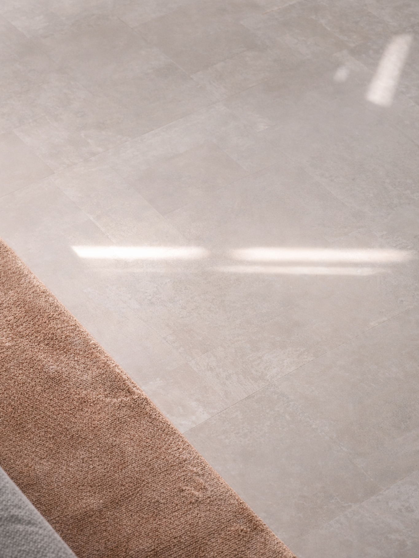 Een rustige basis met een warme touch ✨
De strakke PVC tegel vormt hier het perfecte fundament, terwijl het karpet zorgt voor zachtheid en comfort. Door deze materialen op elkaar af te stemmen ontstaat er balans tussen praktisch en sfeervol. Zo maak je van een ruimte niet alleen een mooi geheel, maar vooral een plek waar je je thuis voelt.