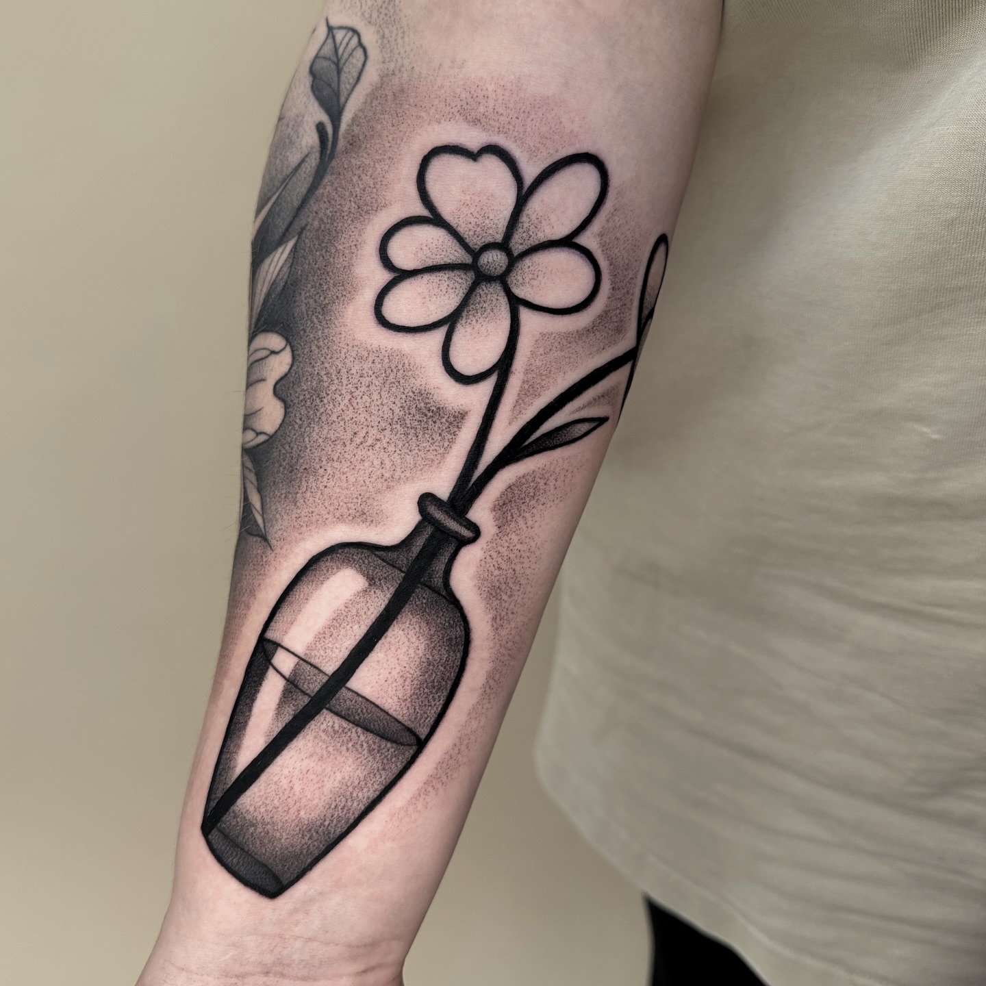 Von Nina
#butchertattoocelle #celle #tattoo #flower #flowertattoos