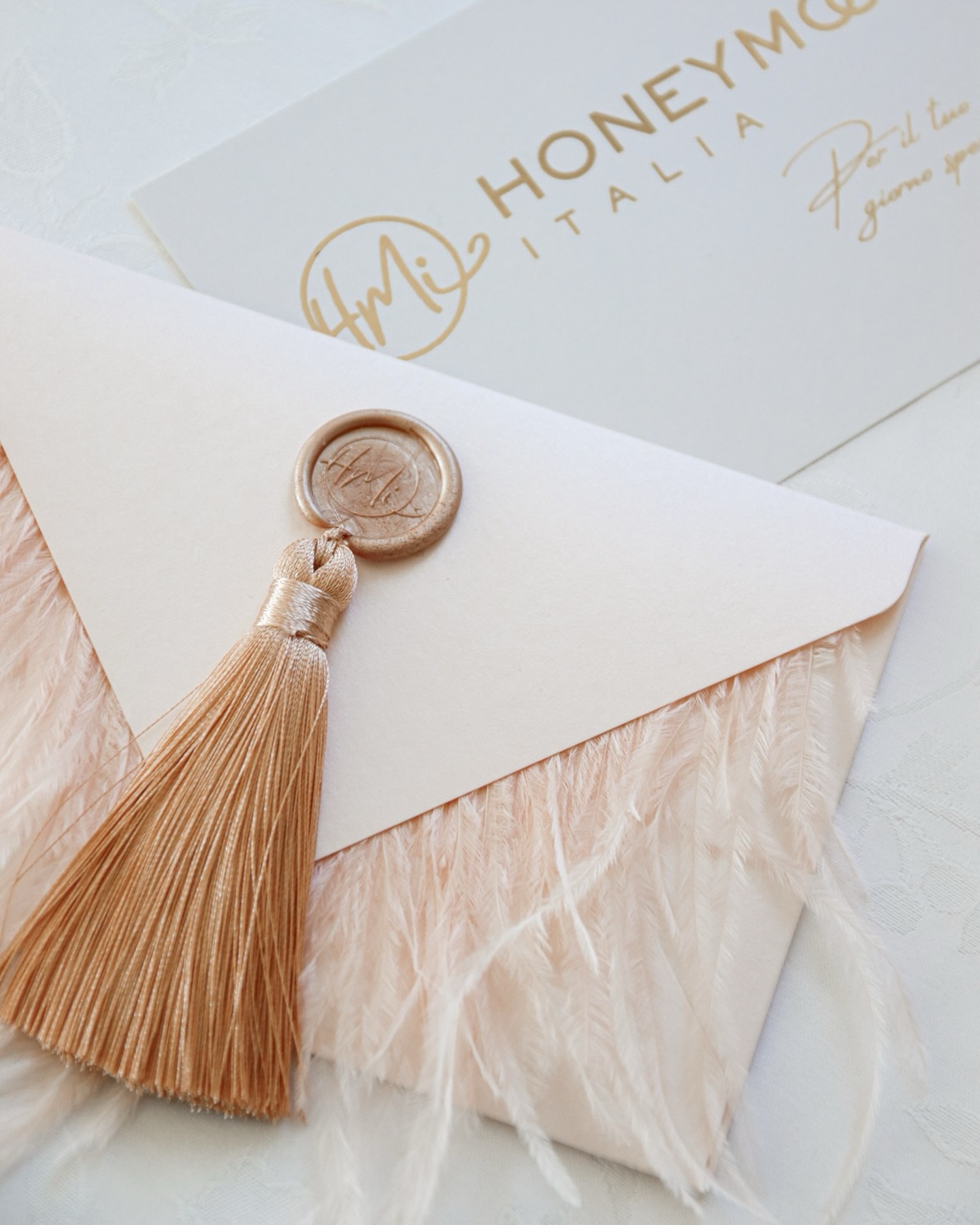 A volte si vuole fare qualcosa di più che un semplice regalo 💝
Si vuole partecipare in modo concreto alla creazione dell’abito da sposa di una persona cara.
💌 Il nostro Bono Regalo nasce per questo: per contribuire, con eleganza e discrezione, alla realizzazione del suo abito.
Un gesto da firmare, da donare, da sentire come parte di un momento importante.
#honeymoonitalia #honeymoonsposa #regalo #buono #buonoregalo