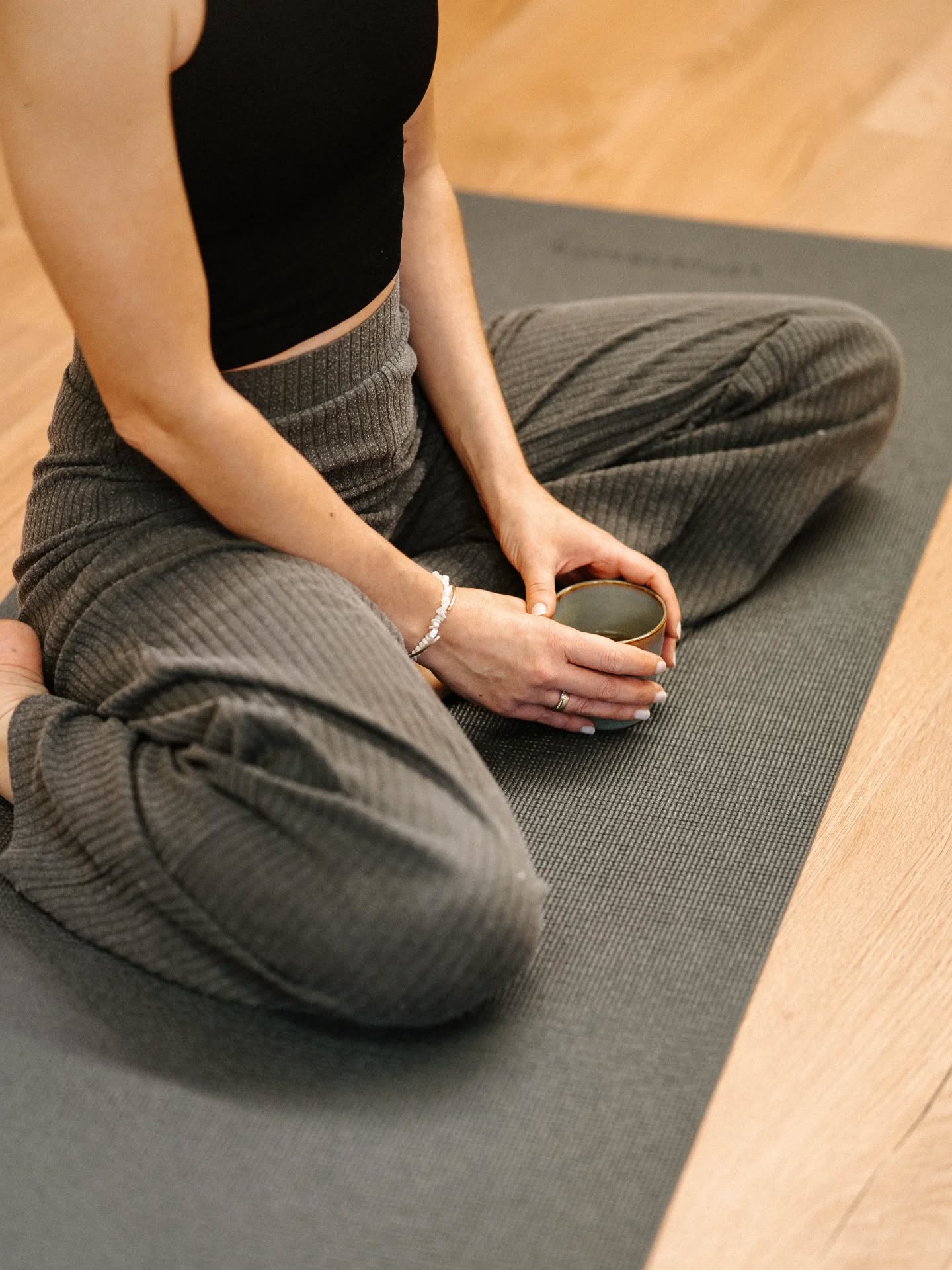 Zeit zum Ankommen 🍵🙏🏼
Wenn wir gemeinsam Tee trinken, teilen wir Zeit.
Wir verlangsamen. Wir kommen an – bei uns selbst und miteinander.
In vielen Kulturen steht Tee für Verbindung, Achtsamkeit und Präsenz. Nicht das Getränk allein ist wichtig, sondern der Moment dazwischen:
das Innehalten, das Ankommen, das stille Dasein.
Deshalb beginnt meine Yogastunde immer mit einer Tasse Tee.
Bevor wir uns bewegen, setzen wir uns zusammen, spüren die Wärme der Tasse in den Händen und lassen den Alltag langsam draußen.
Der Tee öffnet, erdet und verbindet – und schafft einen sanften Übergang vom Außen ins Innen.
Dieser gemeinsame Schluck ist eine Einladung:
- den Alltag kurz loszulassen
- den Atem ruhiger werden zu lassen
- ganz hier anzukommen
Yoga beginnt nicht mit der ersten Asana.
Manchmal beginnt es schon beim gemeinsamen Tee.
Fotocredit: @lauraschmaelzlinphotographie
#yoga #yogaettenheim #yogaortenau #achtsamkeit