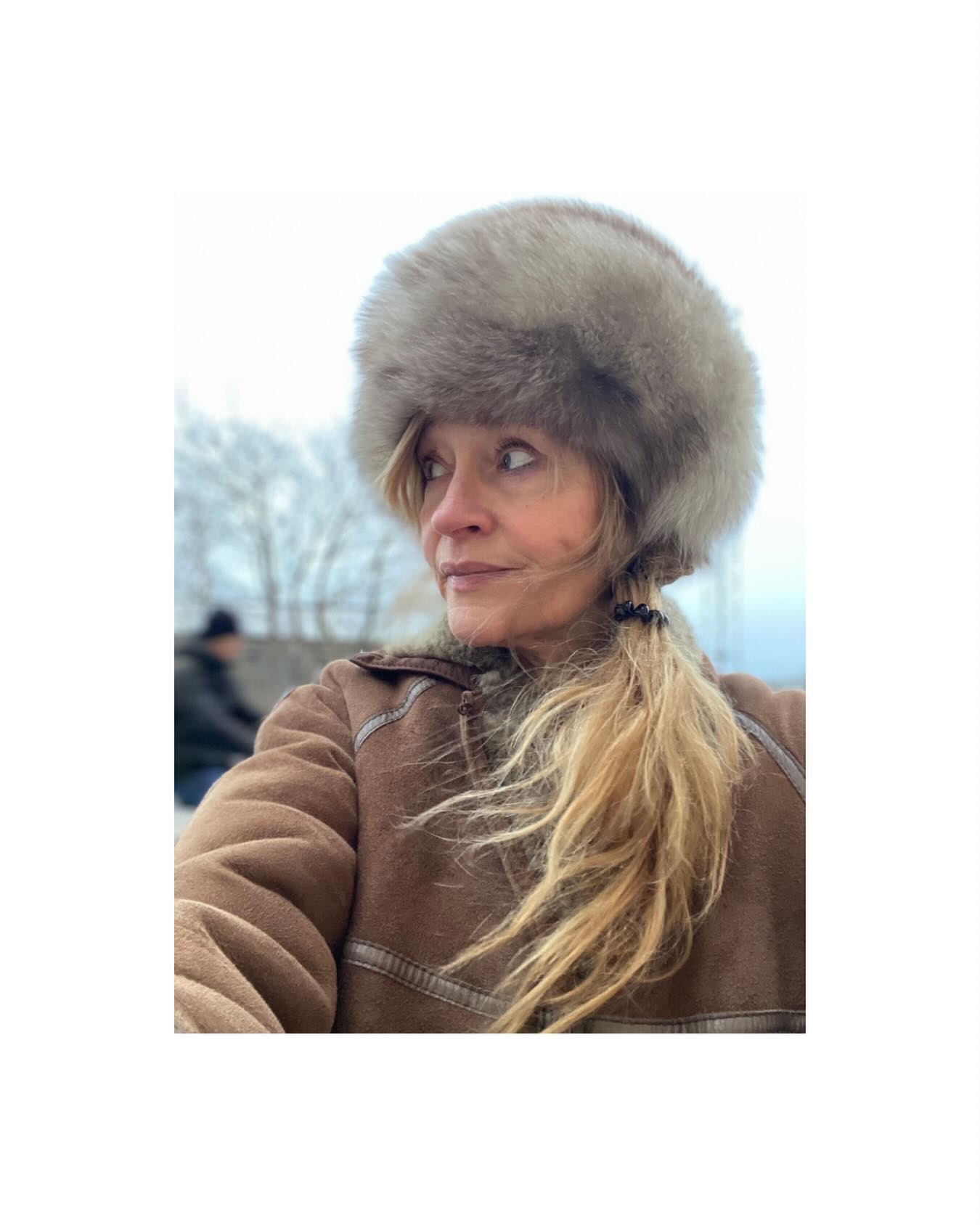 Klædt på til livet….
Handler ikke kun om ydre forhold - fx frostklare el. regnfulde dage, hvor praktisk overtøj kan medføre, at du kan gå varm og beskyttet.
Der er også en anden måde at tænke klæder på. At klæde sig til at møde nye forhold, problemer og drømme. At begå dig på et stadie hvor du møder hvad som er - klar og polsteret, så du kommer nænsomt og måske endda i trivsel igennem processen.
Så hvordan klæder man sig til livet?
Jo først bør du have styr på de basale behov (bolig, økonomi, helbred, socialt, interesser).
Dernæst - og vældigt vigtigt:
Kender du dig selv - sådan nogenlunde?
Kender du dine potentialer?
Dine umodne overlevelsesstrategier?
– Og aner du noget om, hvad din vej frem handler om?
Jeg tror ikke, der findes nogen, der har styr på det hele, så dette opslag er ikke ment som en tjekliste. Det er en invitation til at mærke efter.
Hvis noget i dig reagerer, er det måske fordi der er noget, der kalder på opmærksomhed.
Her kan en hologenetisk læsning være en støtte.
Jeg tilbyder den som et personligt lydbrev, du kan vende tilbage til igen og igen – i dit eget tempo.
Med spirituel og terapeutisk baggrund hjælper jeg dig med både klæderne og indsigterne, så du kan møde dit liv – og 2026 – mere klar, mere forankret og mere dig.
~ Link i bio✨
Kærligst,
Pernille
______________________________________
#indrealkymi
#hologenetisklæsning
#gennøglerne
#genekeys
#overgang