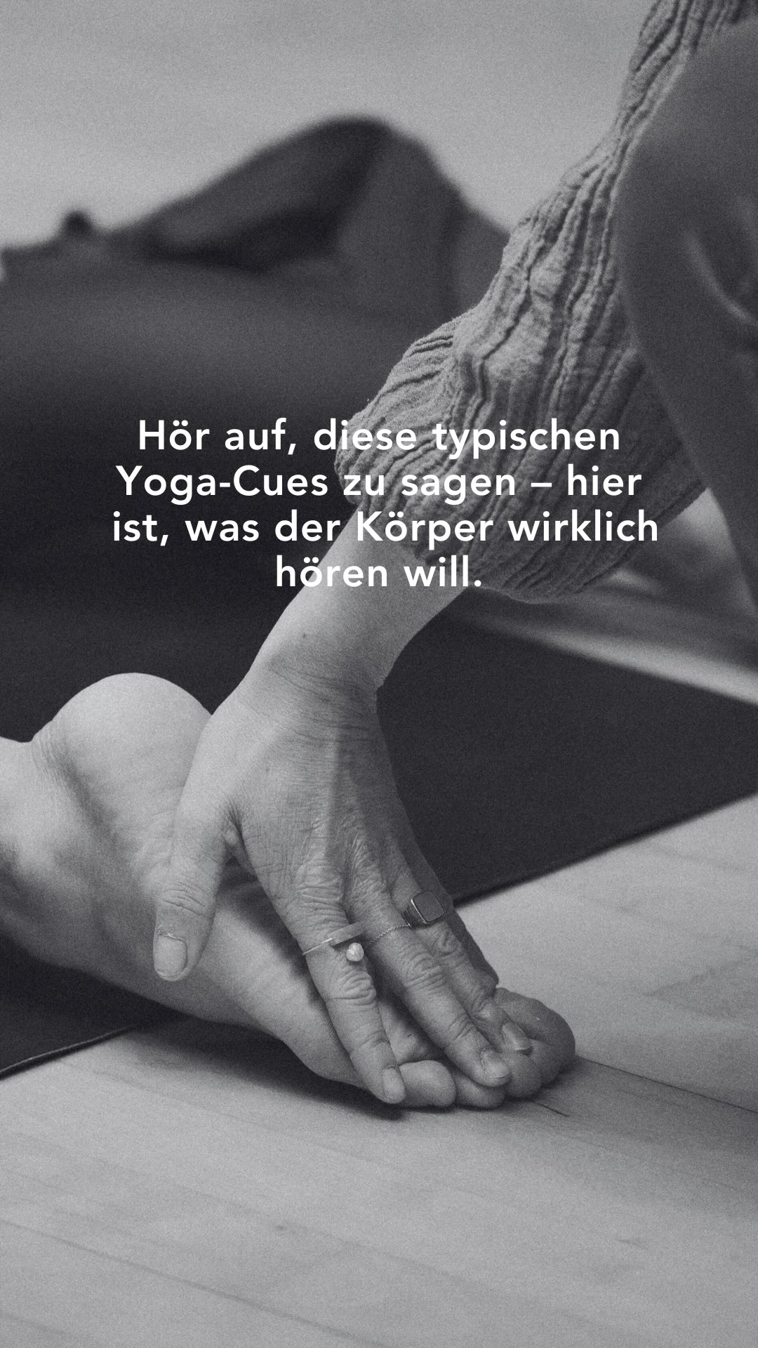Deine Sprache in der Klasse ist nie neutral.
Sie reguliert. Sie aktiviert. Sie lädt ein – oder schließt aus.
Somatic Cueing verändert nicht nur, was du sagst – sondern wie es ankommt. Es geht nicht darum, Formen zu korrigieren, sondern Empfindung zu ermöglichen. Diese Cues helfen deinen Schüler:innen nicht nur, besser zu “performen”. Sondern sich sicherer zu fühlen. Und tiefer mit sich selbst zu verbinden.
Statt: „Schultern weg von den Ohren“
→ „Lass deine Schultern sanft nach unten schmelzen und gib dem Nacken Raum zum Atmen.“
Statt: „Streck die Arme nach oben“
→ „Erforsche, wie sich Länge in deinen Seiten anfühlt – ohne Druck, nur über Weite.“
Statt: „Halte die Position“
→ „Bleib in Kontakt mit dem, was gerade da ist – und spür, ob du in der Stille etwas Neues wahrnimmst.“
Somatic Cueing ist keine Technik.
Es ist ein Verkörpern deiner Absicht.
Teach from the inside.
Teach like you actually want them to feel something.
Welches Cueing hat bei dir selbst mal richtig was bewegt?
.
.
#onaflow #somaticcueing #yogalehrerin #embodiedteaching #somaticlanguage yogaausbildung2026 embodiment