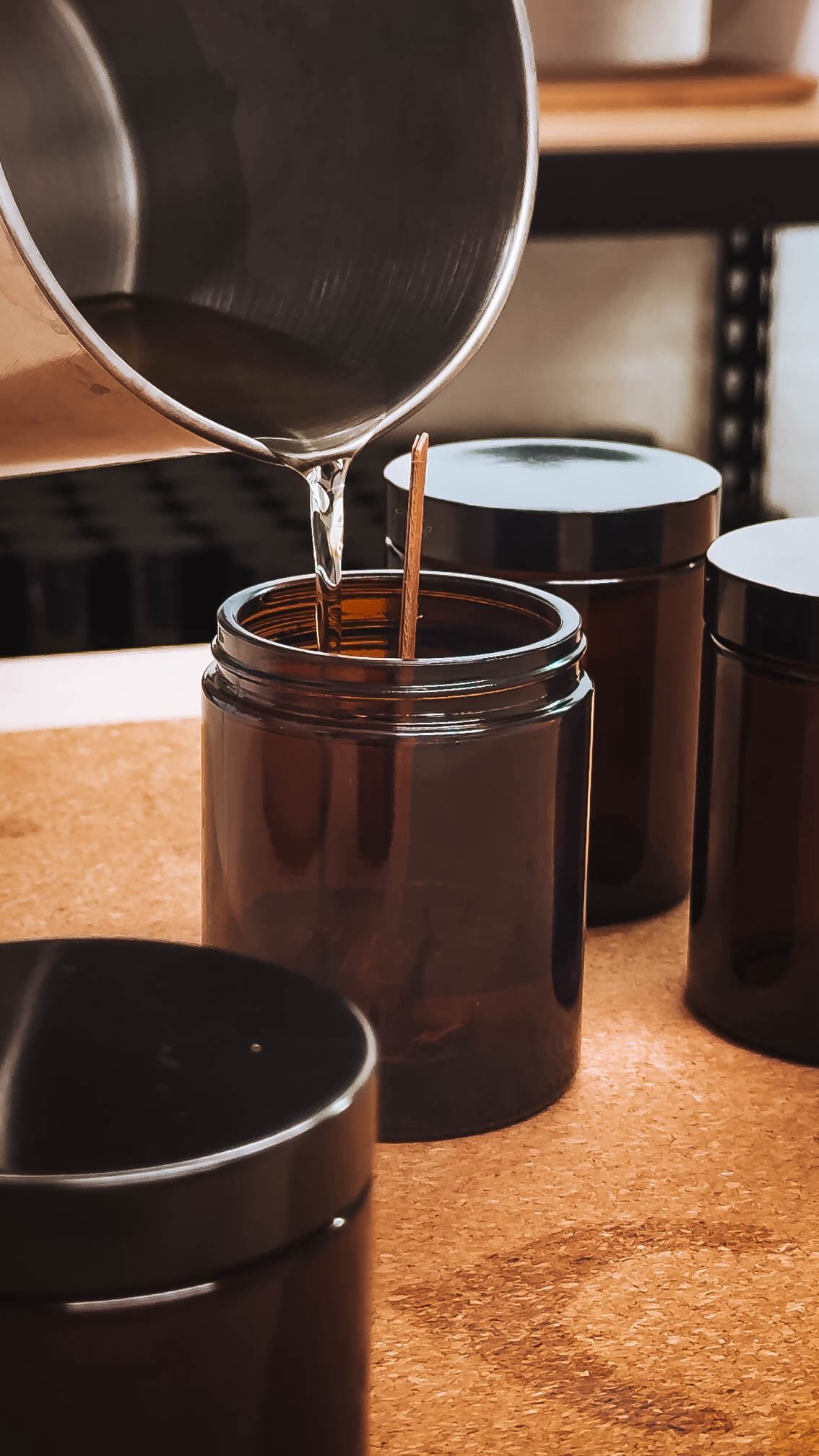 Une bougie Atelier Mailau ne se crée pas en un seul geste.
Certaines étapes demandent du temps, d’autres de la précision. Et c’est cette succession de gestes, du premier au dernier, qui fait toute la différence. ✨
#bougiesuisse #artisanatsuisse #faitmainsuisse