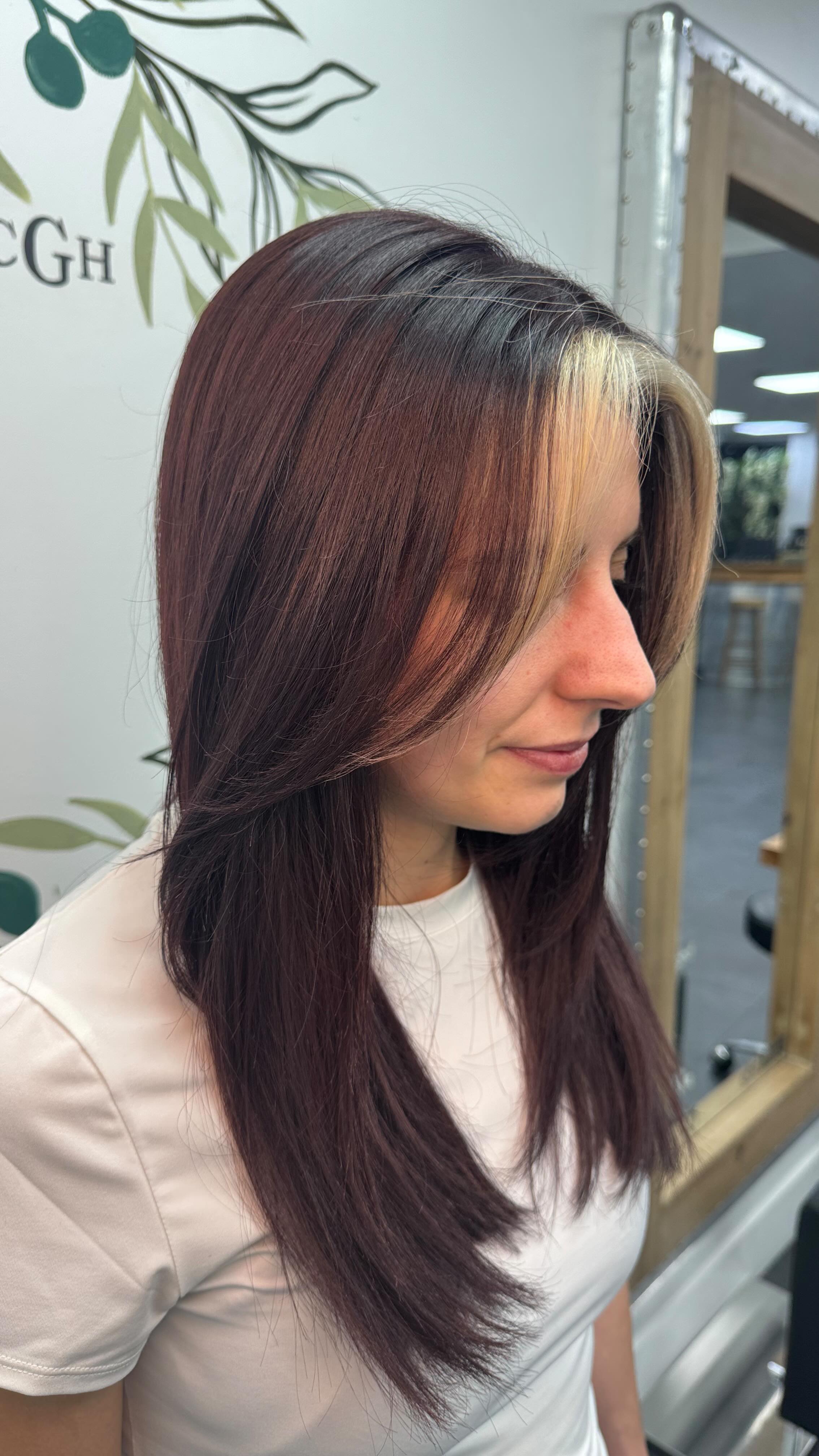 Caramel had its moment for this lovely lady….
Now it’s cherry cola season 🍒🥤
Richer tones, deeper base, and high-gloss finish.
#CherryColaHair #BrunetteGlowUp #caragibbshairdressing #quif