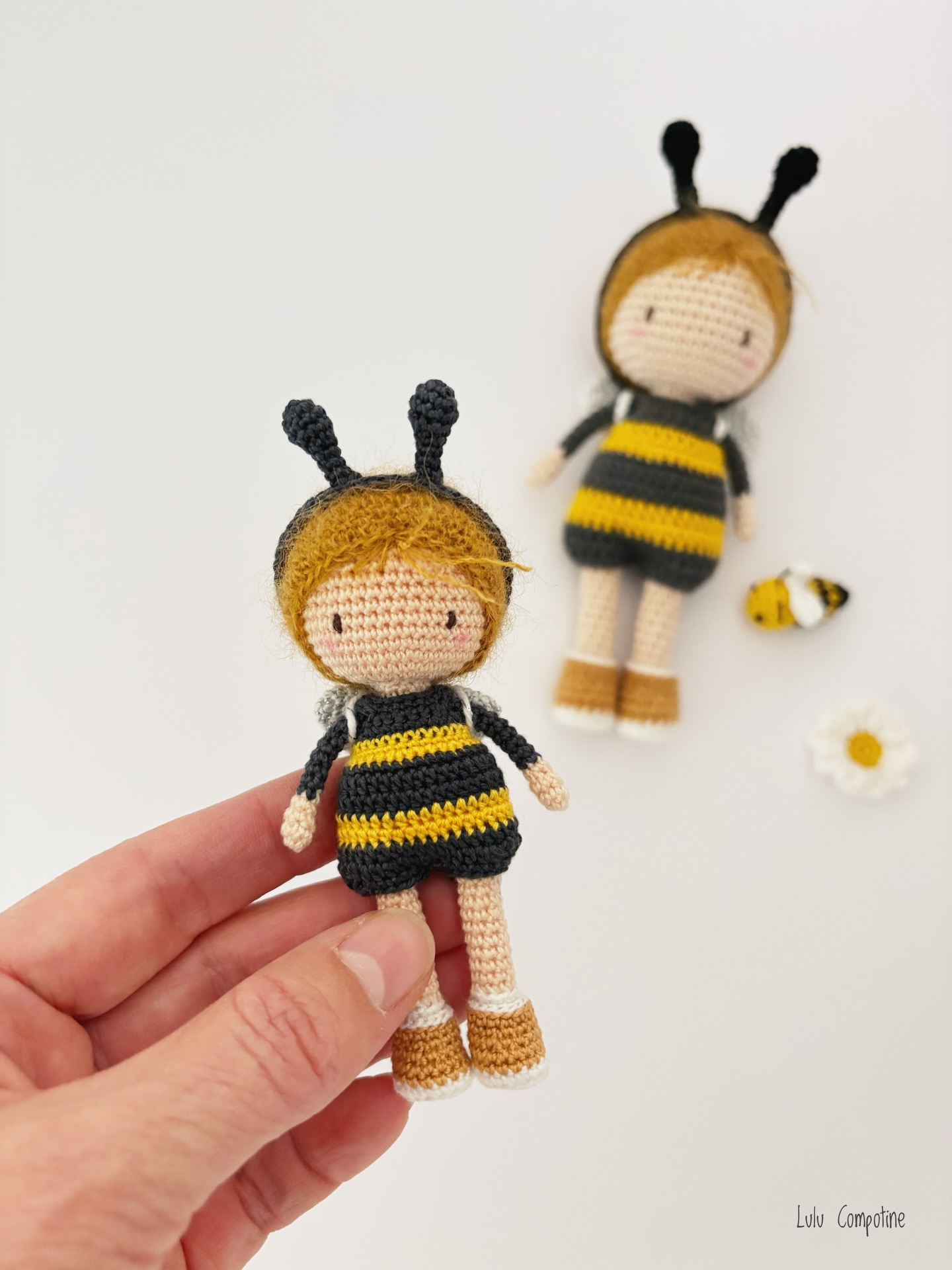 🐝 Celui que je ne vous avais pas encore présenté : mon Mini Colin inspiré du grand Colin, lui même inspiré de l’adorable illustration de @les_loulous_de_guibo !
Et, si vous avez suivi la petite histoire, offert à ma chère Céline lors du salon Création & Savoir-faire de Paris fin novembre dernier. Il est donc parti rejoindre sa petite Madeleine dans son bel atelier après avoir dit au revoir à mon Marcelin et ma Madeleine…
J’imagine qu’il attend impatiemment que le printemps arrive ☀️🌼
✔️ Tout comme les deux autres, il est crocheté en coton Maxi Sweet Treat de @scheepjes et un crochet 1 mm !
Réalisés d’après le tutoriel P’tites abeilles disponible en boutique !
#poupeecrochet #tutocrochet #lulucompotine #lesloulousdeguibo #crochetdolls