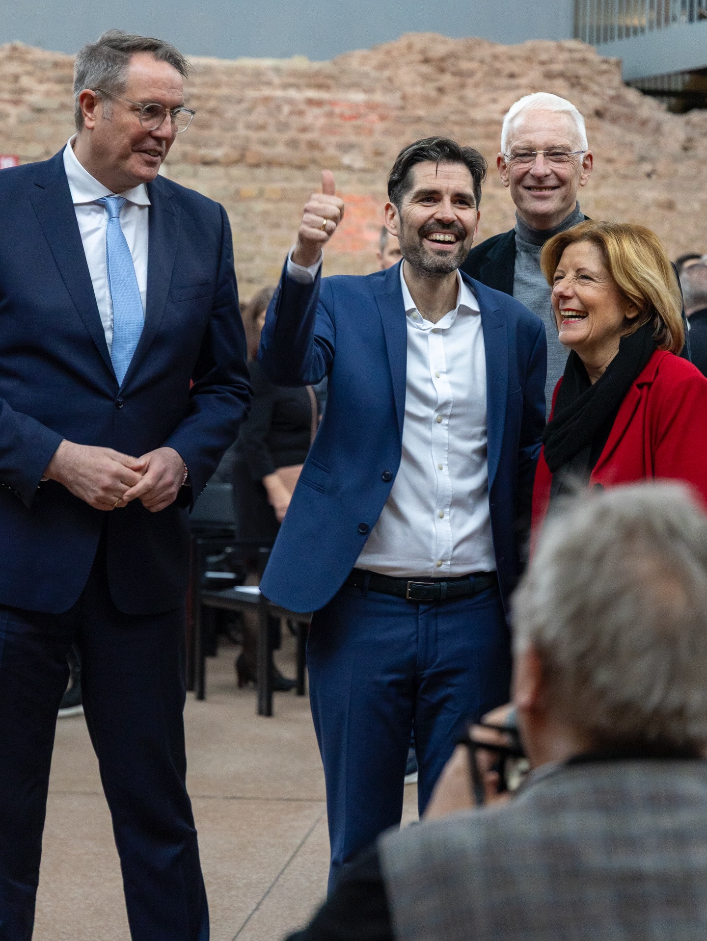 Mit Zuversicht, Gemeinsamkeit und voller Tatendrang ins neue Jahr. Dies war die einhellige Stimmung der über 250 Gäste beim Neujahrsempfang der Trierer SPD zu dem Sven Teuber eingeladen hatte und bei dem neben ihm Alexander Schweitzer und Malu Dreyer redeten, bevor das Prinzenpaar zu den Gästen sprach.
#trier #2026 #zuversicht #sventeuber #alexanderschweitzer