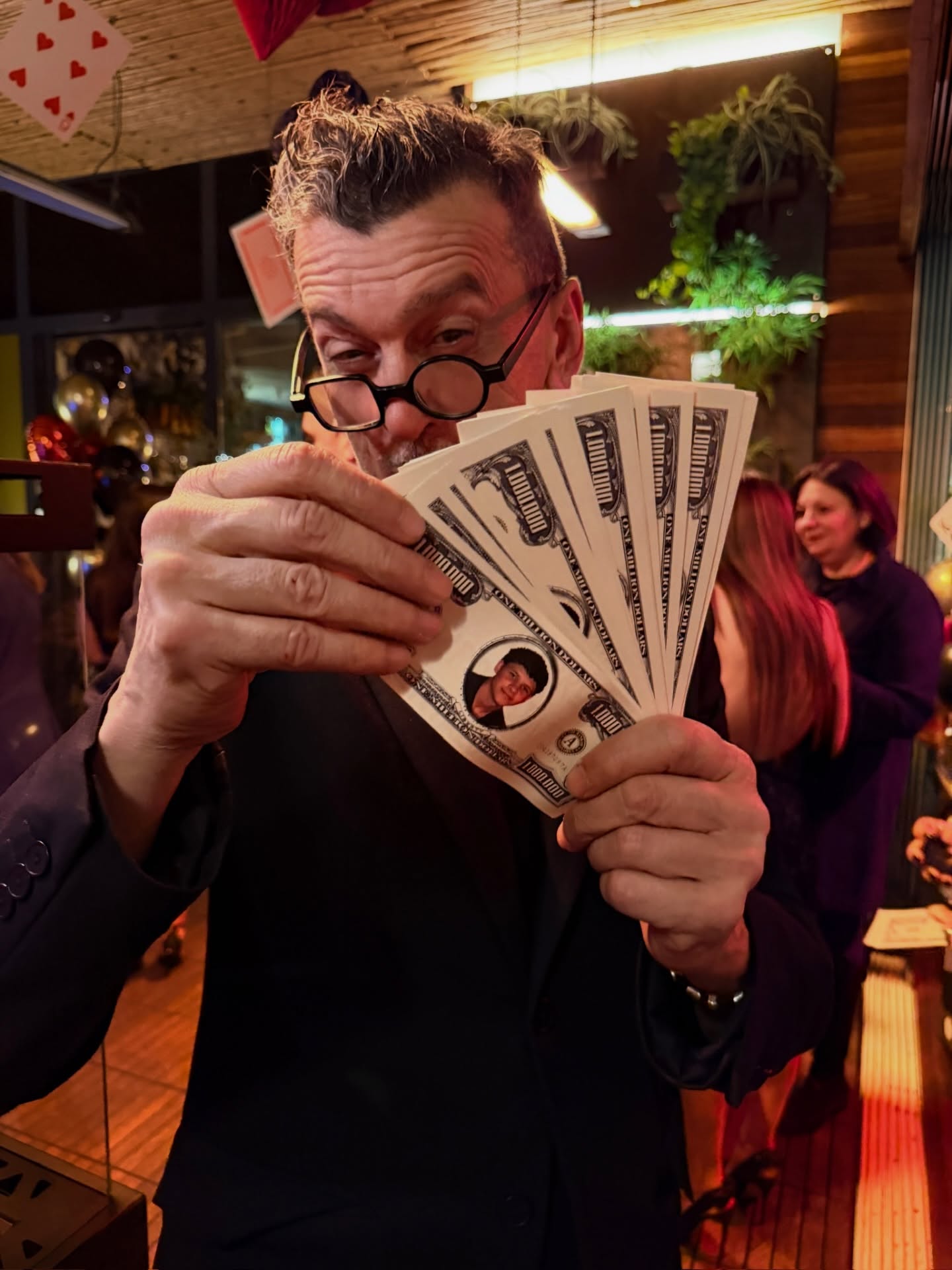 Ecco alcuni dettagli dei nostri Private Events:
– Location riservata
Spazi eleganti, atmosfera intima, zero rumore di fondo inutile. La festa è vostra, il resto resta fuori.
– Menu personalizzabile
Dal percorso di mare ai piatti signature: il menu si costruisce insieme, come una mano vincente.
– Allestimenti su misura
Tema Joker, Casinò o mood più classico: luci, dettagli e vibe seguono la vostra idea di festa.
– Torta personalizzata
Non una torta qualunque, ma la torta. Grafica, tema e stile pensati per lasciare il segno (e le foto).
– Servizio dedicato
Staff presente, attento, mai invadente. Qui l’eleganza non fa rumore.
– Ideale per
Compleanni, anniversari, cene aziendali, eventi privati dove conta l’esperienza, non solo la data.
Se deve essere un evento…
che sia memorabile, non “carino”.
📞 348 4819146
La Petite Langoustine.
Si festeggia. Con stile.