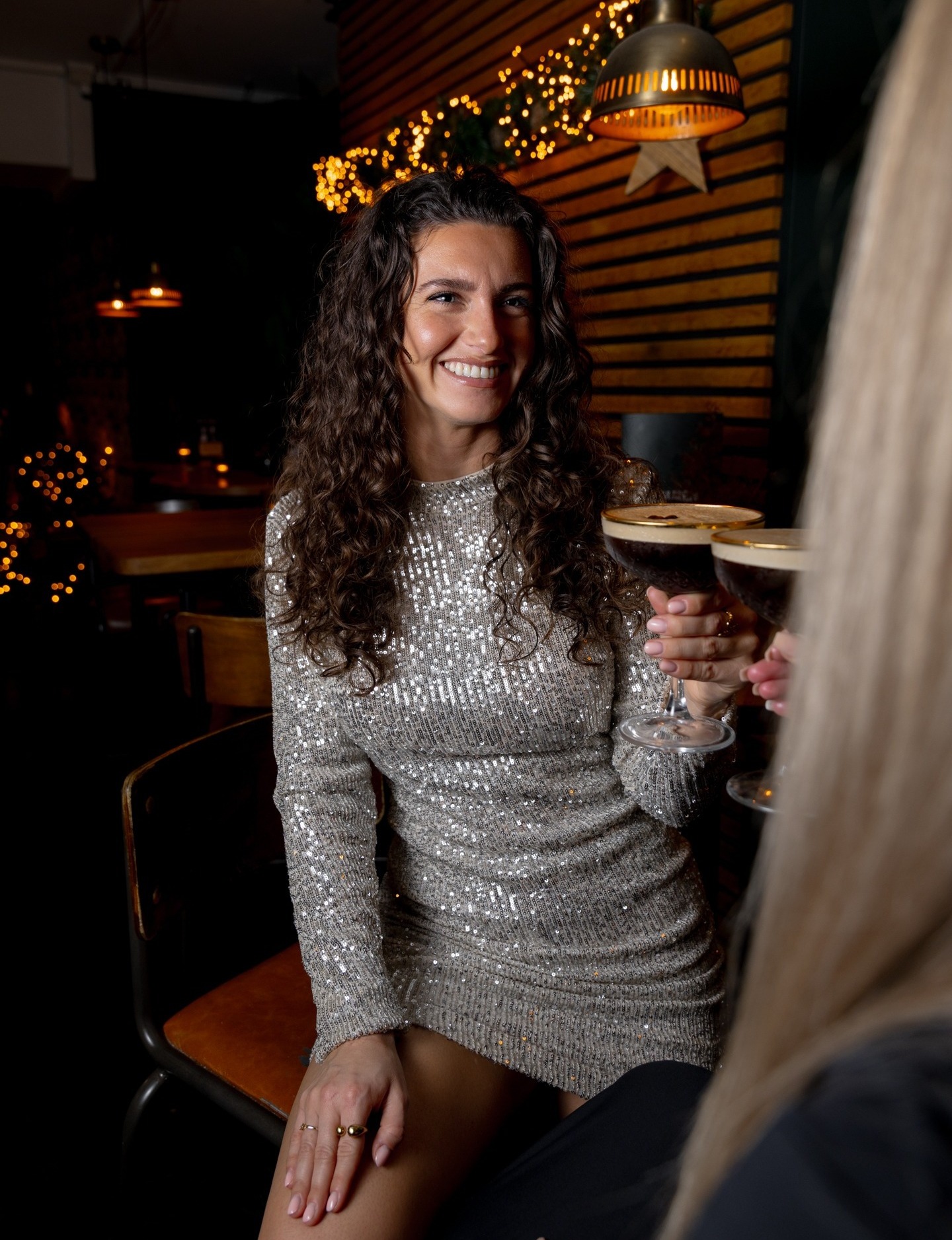 Al 3.5 jaar mag ik met veel plezier de social media van @cafedeburen beheren. Ieder kwartaal zorg ik voor nieuwe foto's en video's, die aansluiten bij het seizoen. In december was uiteraard het thema de feestdagen, maar ook de nieuwe menukaart en de sfeer van het restaurant hebben we vastgelegd. What do you think? π€