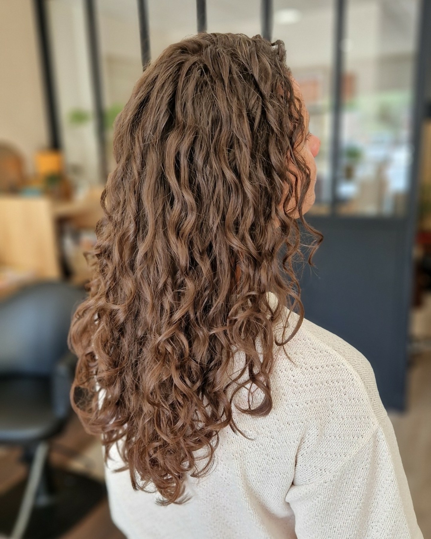 On a redonné du peps, du rebond et un joli volume en racine pour une coupe pleine de dynamisme 🌙
La boucle est plus vive, mieux formée, plus facile à coiffer !
👉 Tu préfères du volume en racine ou seulement des boucles longueurs ?