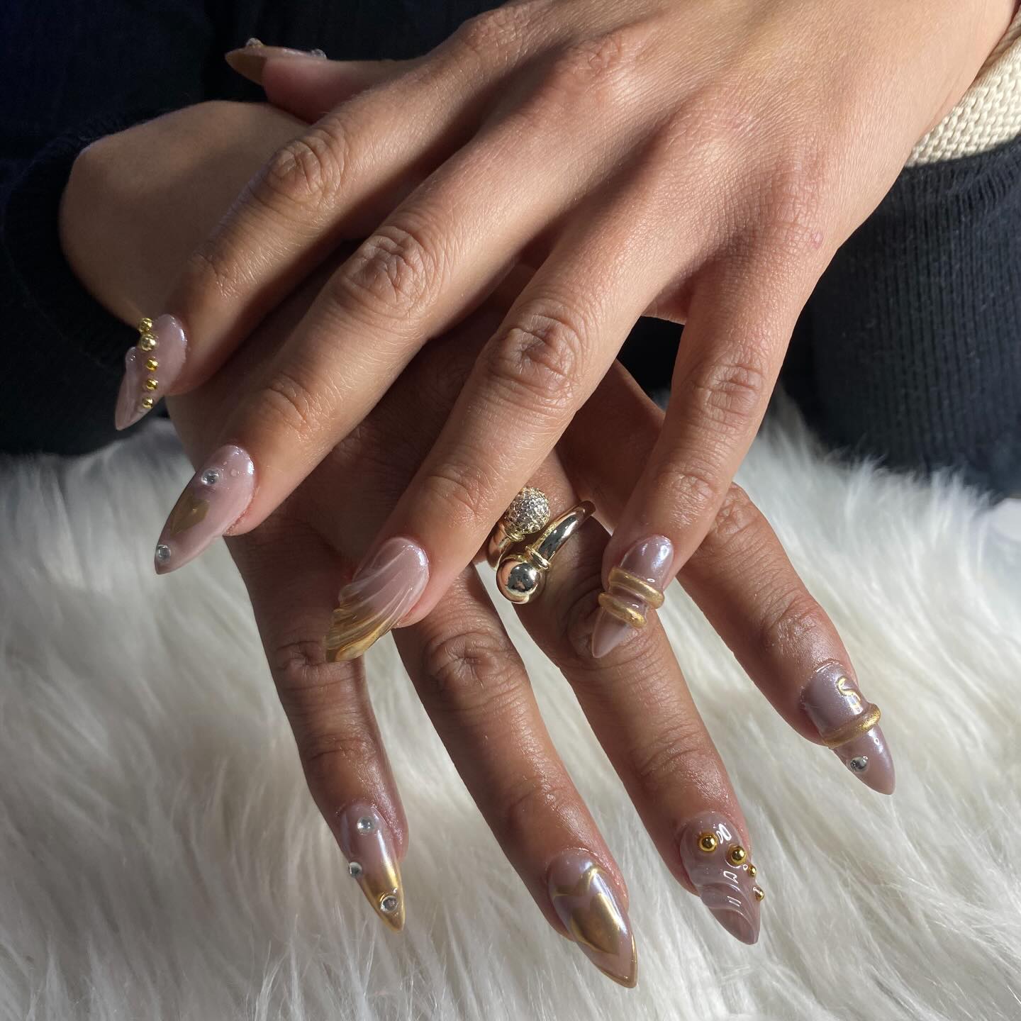 ¿Sabias que el soft gel se puede retocar con acrílico? Prueba este servicio para tu próxima aplicación ✨