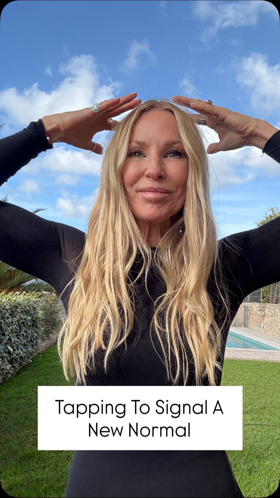 I made a declaration to myself that I wanted to change, and small daily practices like ‘tapping’ 🙌 after my meditation inform the body first that this is the new normal before the mind catches up 🫶🏻
Wearing my fav brand @noble_yoga 🖤
#debbielashyoga #change #tapping #signal # new normal