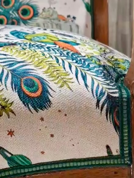 Changement de look pour ce joli fauteuil Voltaire de famille 💚💚
Recouverture avec un tissu de la collection Wilderie par la talentueuse @emmajshipley édité par @clarke_clarke_interiors.
Finition galon Faubourg coloris Savane @passementeries_idf.
Pour démarrer l’année en couleurs !!
Vous avez un fauteuil voltaire auquel vous voulez donner un coup de jeune ?
Contactez nous en DM 📱
Par mail : charlotteetclaire@gmail.com 💻
Ou bien par téléphone : 99 84 08 04 31 📞