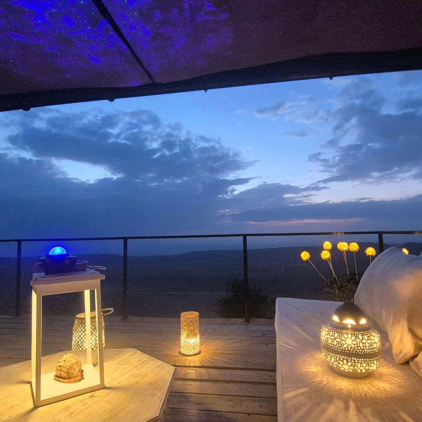 At the end of a busy week it feels so good to sit back, tune in to music and enjoy big skies, sunsets and our lit up evening spot. #sunsets #cabindesign #cabindecor #amysandyslumsdaine #greatriftvalley