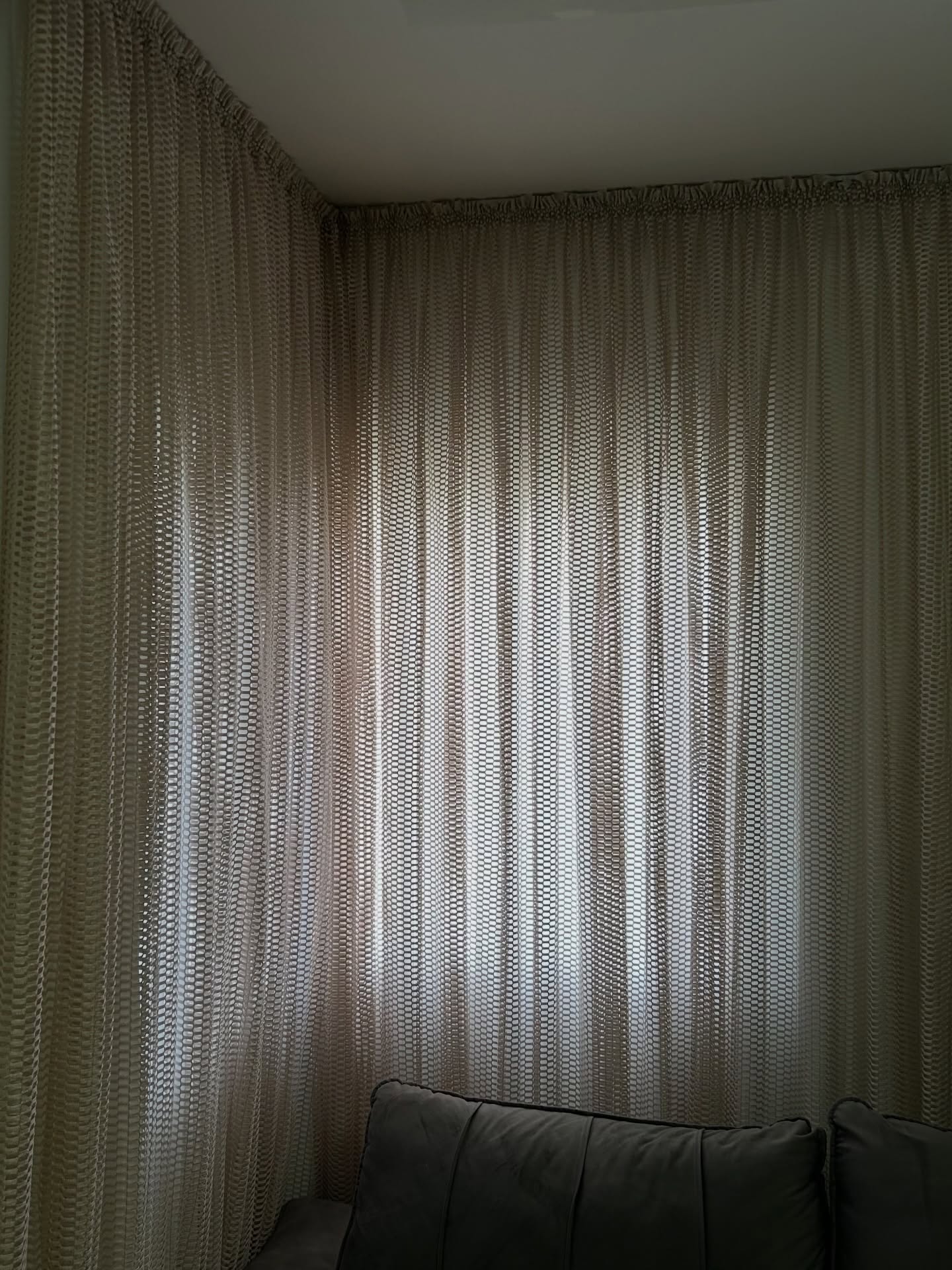 Cortina em linho com detalhe em tela.
Projeto sob medida para esta sala, unindo leveza, textura e sofisticação.
Utilizamos 3 tecidos para criar um caimento contínuo no canto, trazendo aconchego e um acabamento impecável ao ambiente.
📲 Nos chame para um orçamento personalizado e sem compromisso.