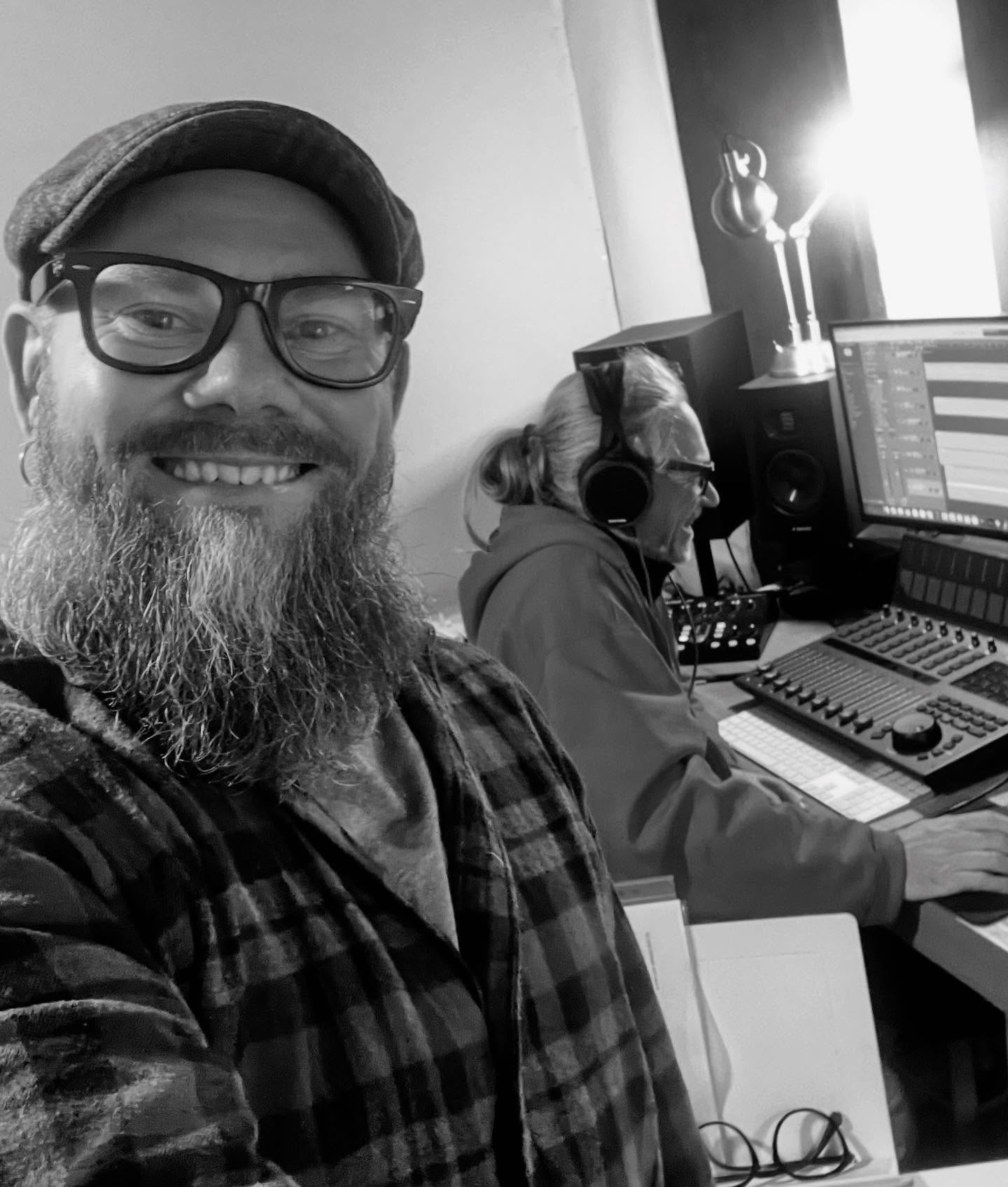 Se on day 2 @villewitka:n kanssa kokeilemassa rocktähden elämää 😃🙏🏼
#äänitys #äänitysstudio #äänityspäivä #studiopäivä